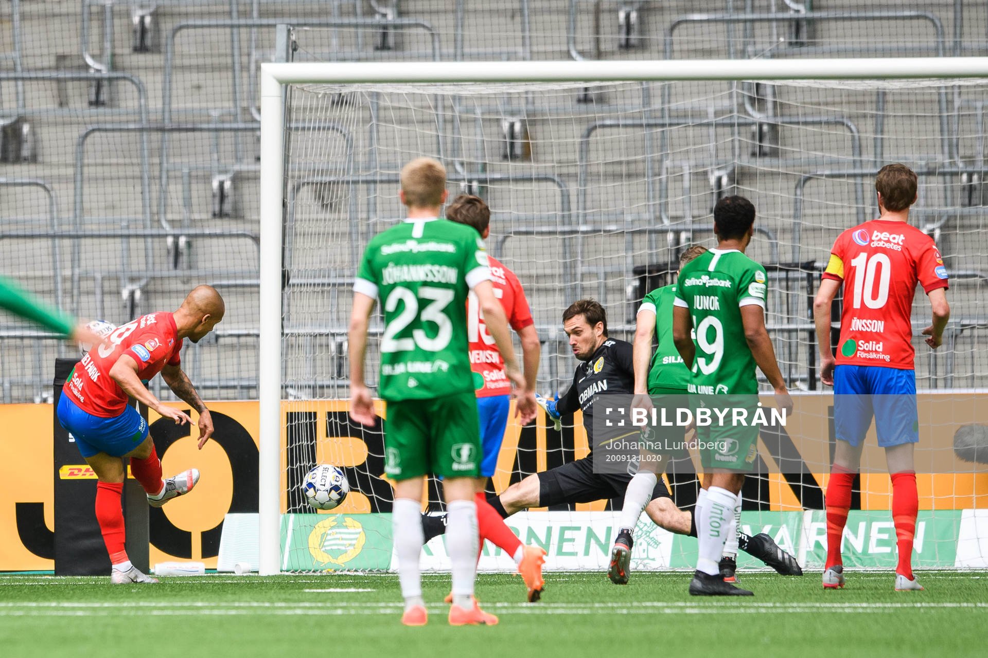 Helsingborgs Alhaji Gero med en målchans på Hammarbys