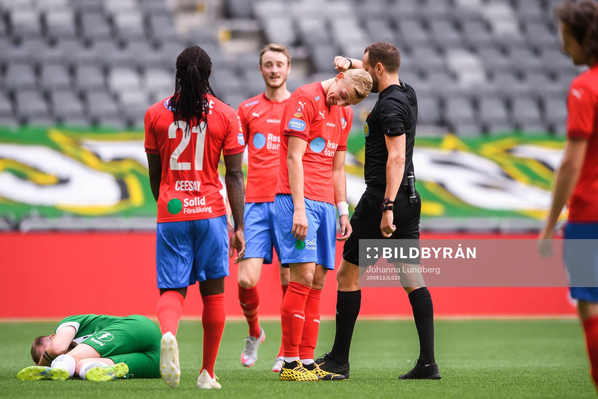 Helsingborgs Jakob Voelkerling Persson reagerar på domare