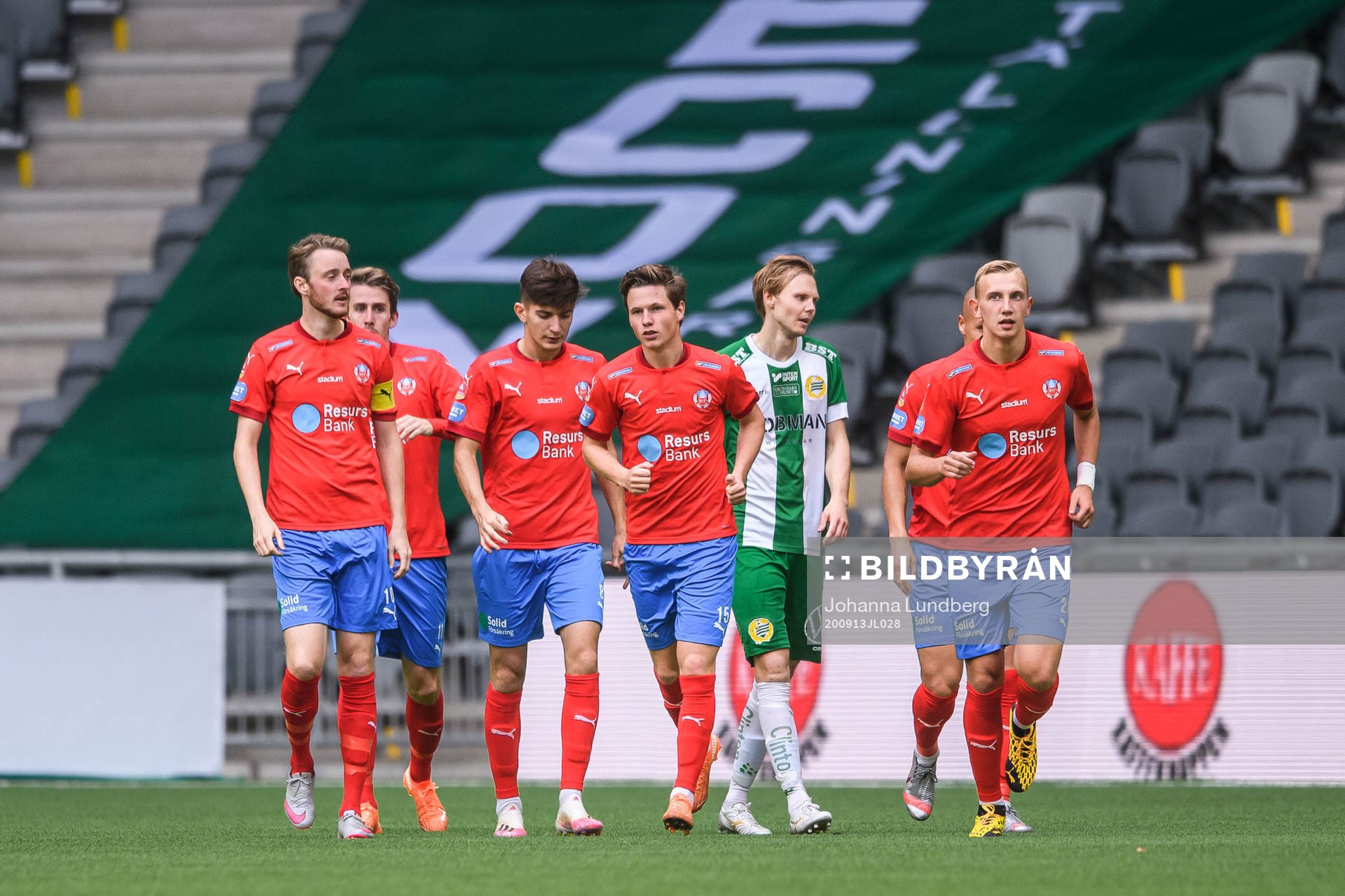 Helsingborgs Max Svensson jublar med lagkamrater efter 1-1 under fotbollsmatchen i Allsvenskan mellan Hammarby och Helsingborg den 13 september 2020 i Stockholm.