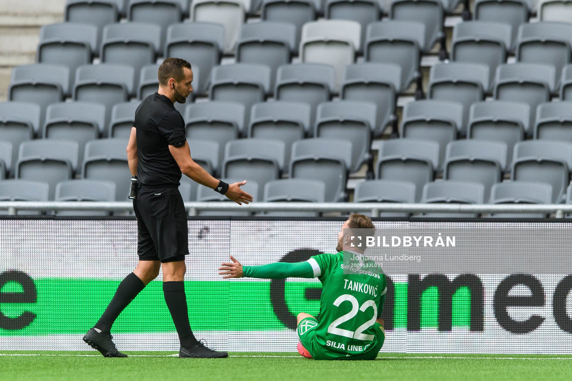 Domare Victor Wolf och Hammarbys Muamer Tankovic
