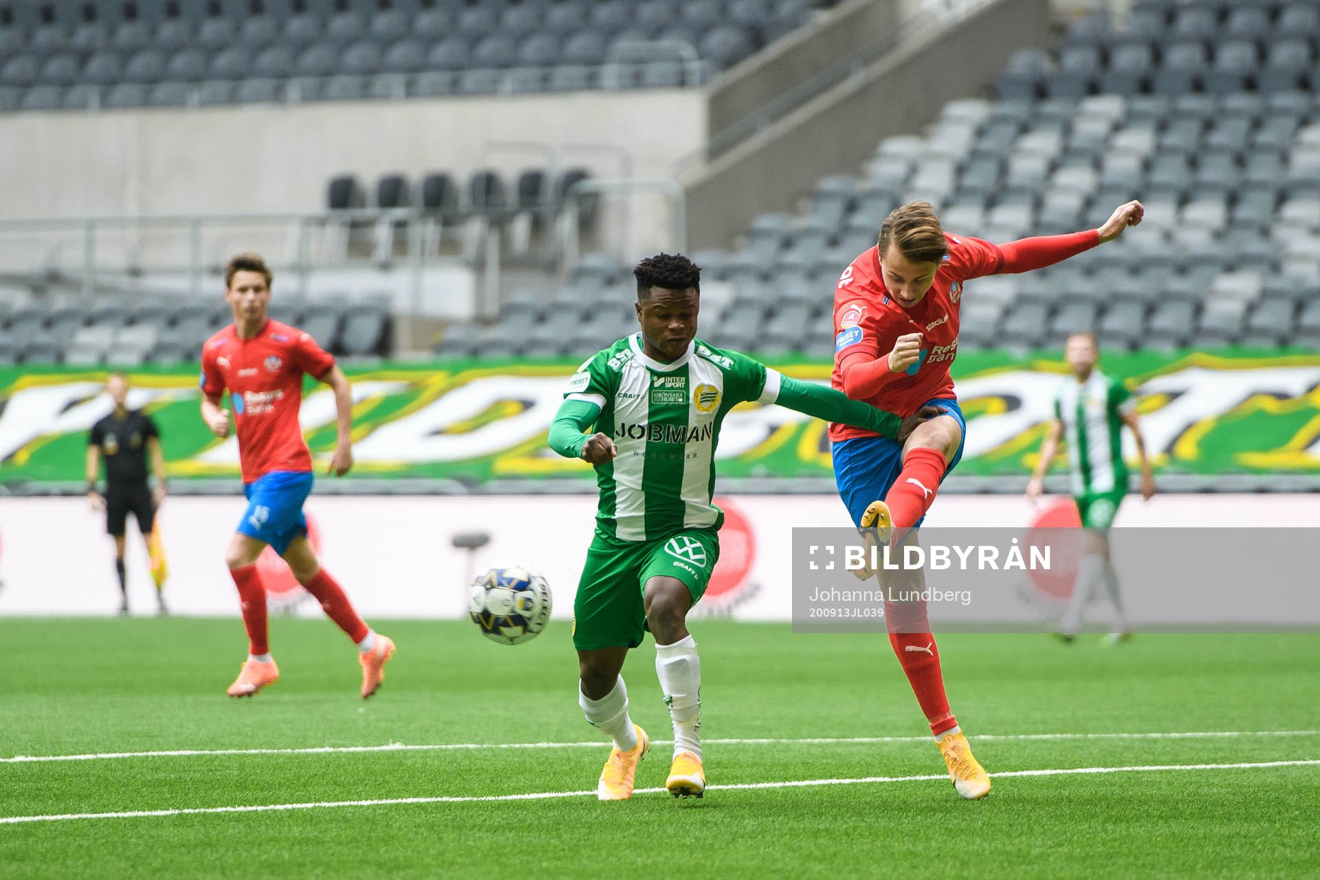 Hammarbys Akinkumni Amoo och Helsingborgs Alex Timossi