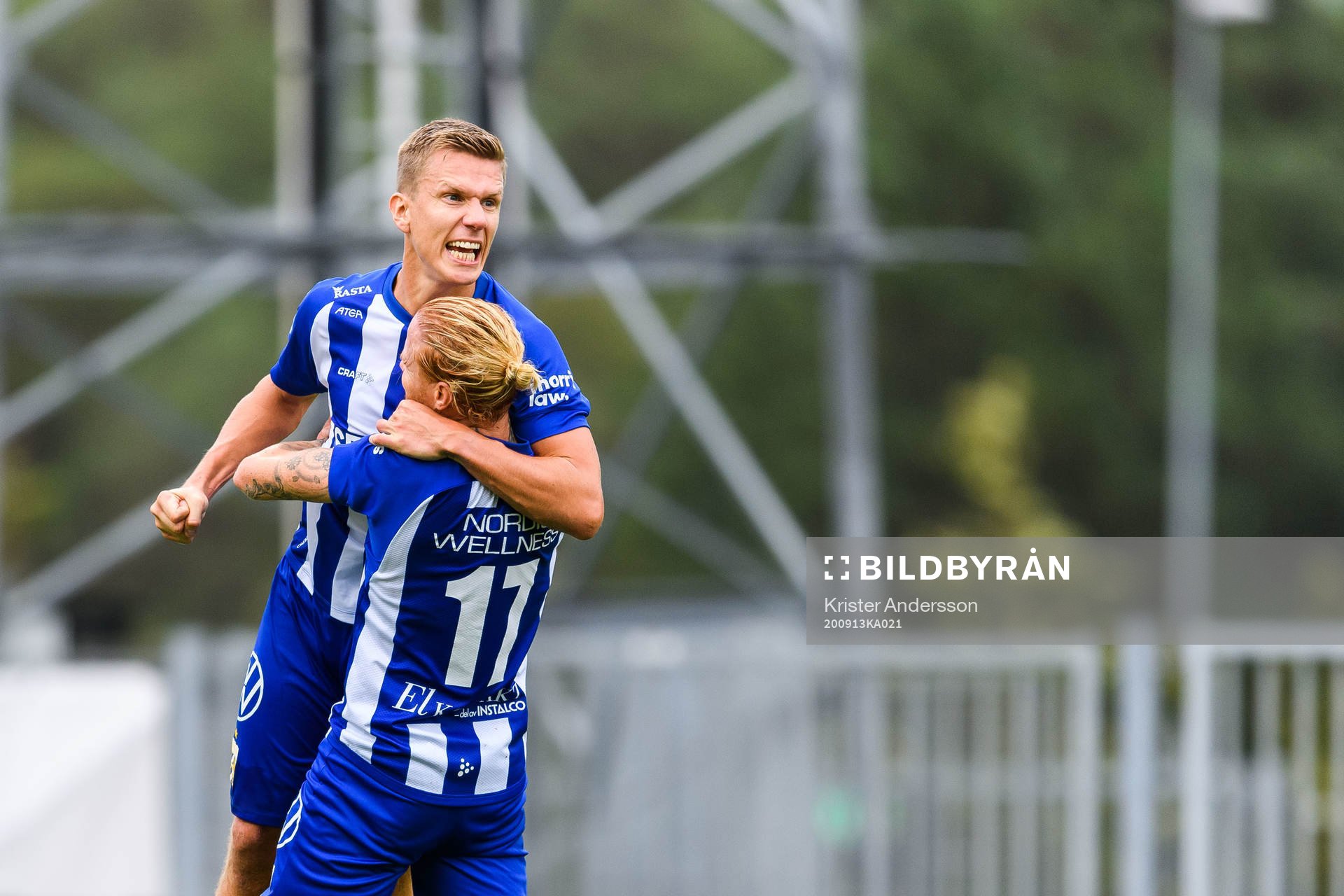 IFK Göteborgs Pontus Wernbloom jublar med Alexander Farnerud efter 0-1 under fotbollsmatchen i Allsvenskan mellan Falkenberg och IFK Göteborg den 13 september 2020 i Falkenberg.