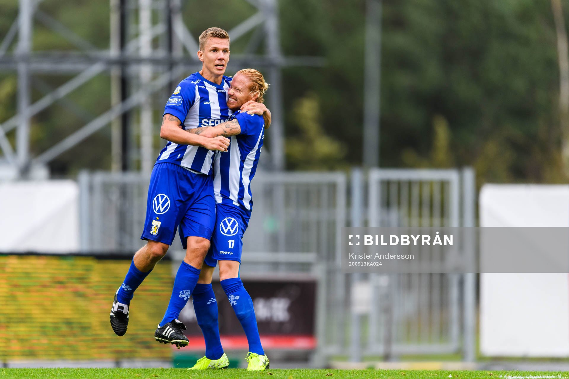 IFK Göteborgs Pontus Wernbloom jublar med Alexander
