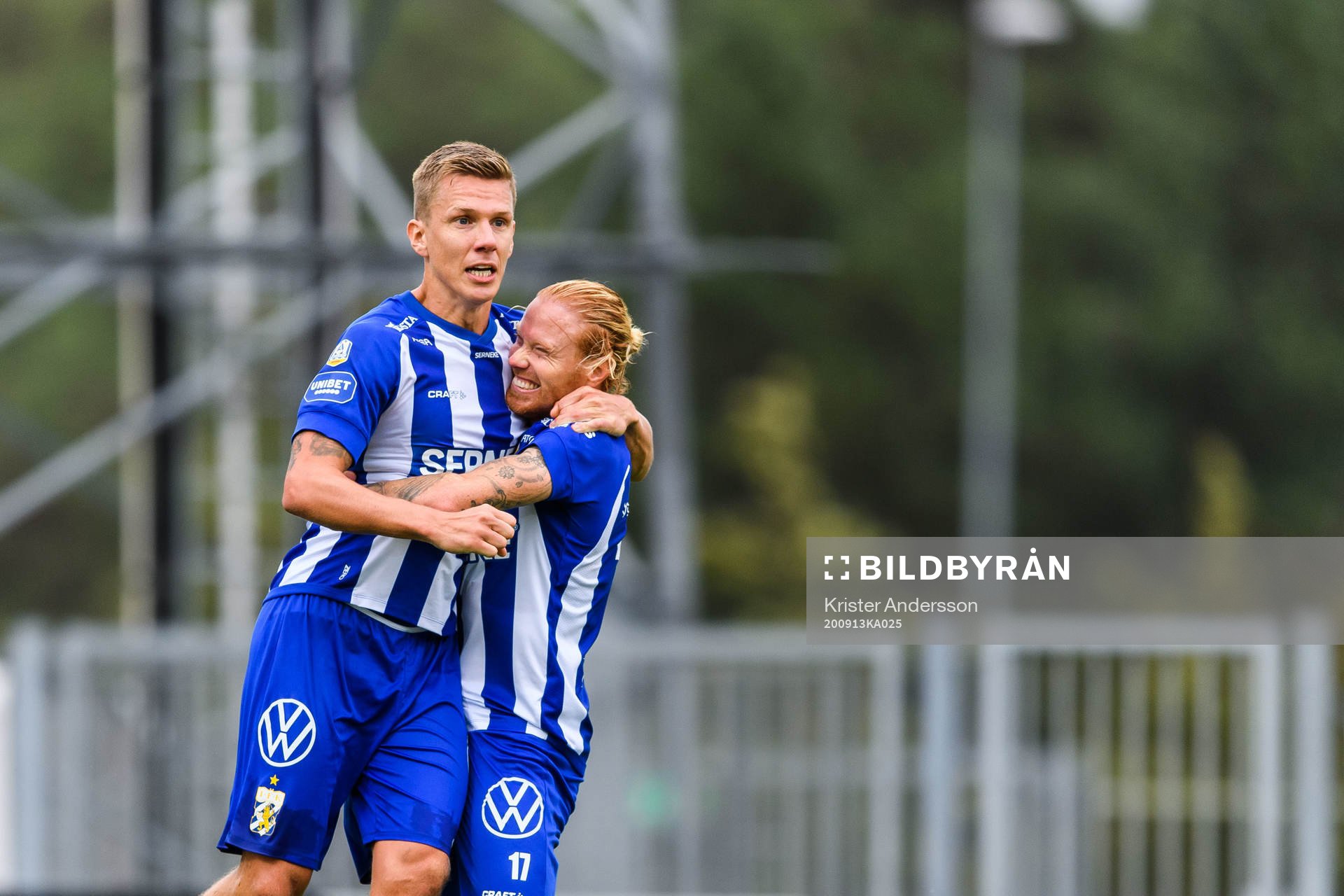 IFK Göteborgs Pontus Wernbloom jublar med Alexander