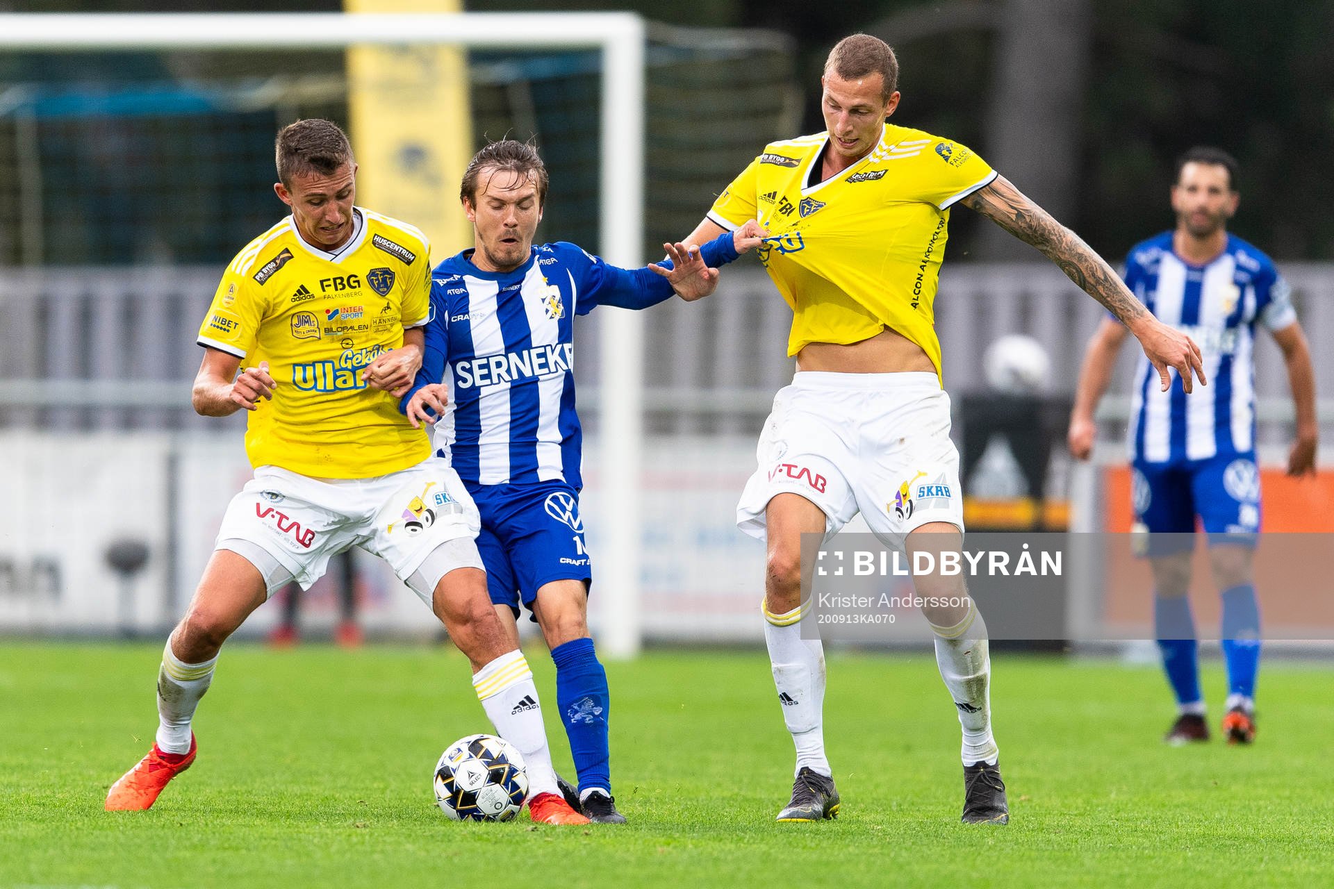 Falkenbergs John Björkengren och Gustaf Nilsson i kamp med IFK Göteborgs Patrik Karlsson Lagemyr under fotbollsmatchen i Allsvenskan mellan Falkenberg och IFK Göteborg den 13 september 2020 i Falkenberg.