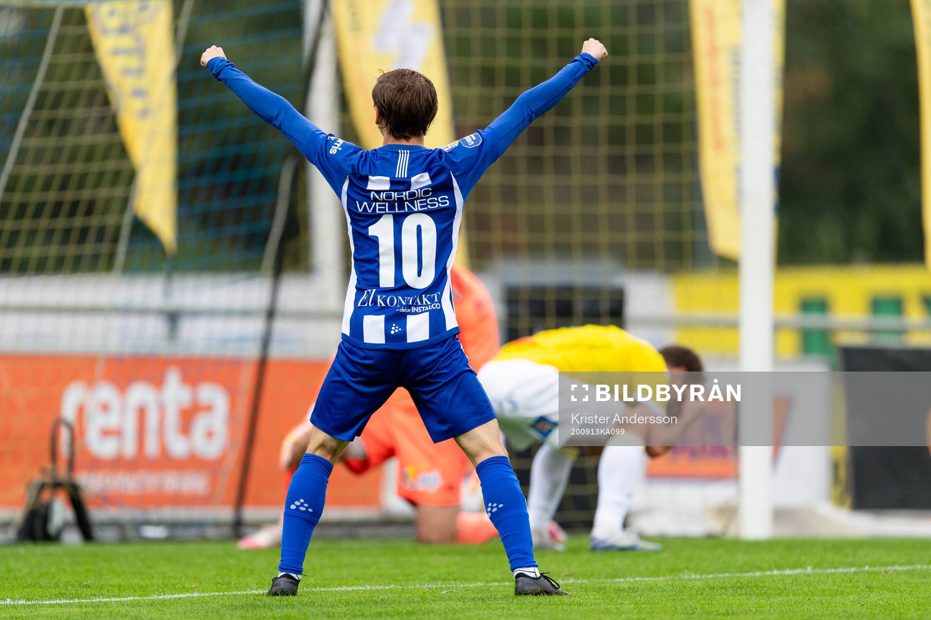 IFK Göteborgs Patrik Karlsson Lagemyr jublar efter Falkenbergs Anton Wede gjort självmål under fotbollsmatchen i Allsvenskan mellan Falkenberg och IFK Göteborg den 13 september 2020 i Falkenberg.