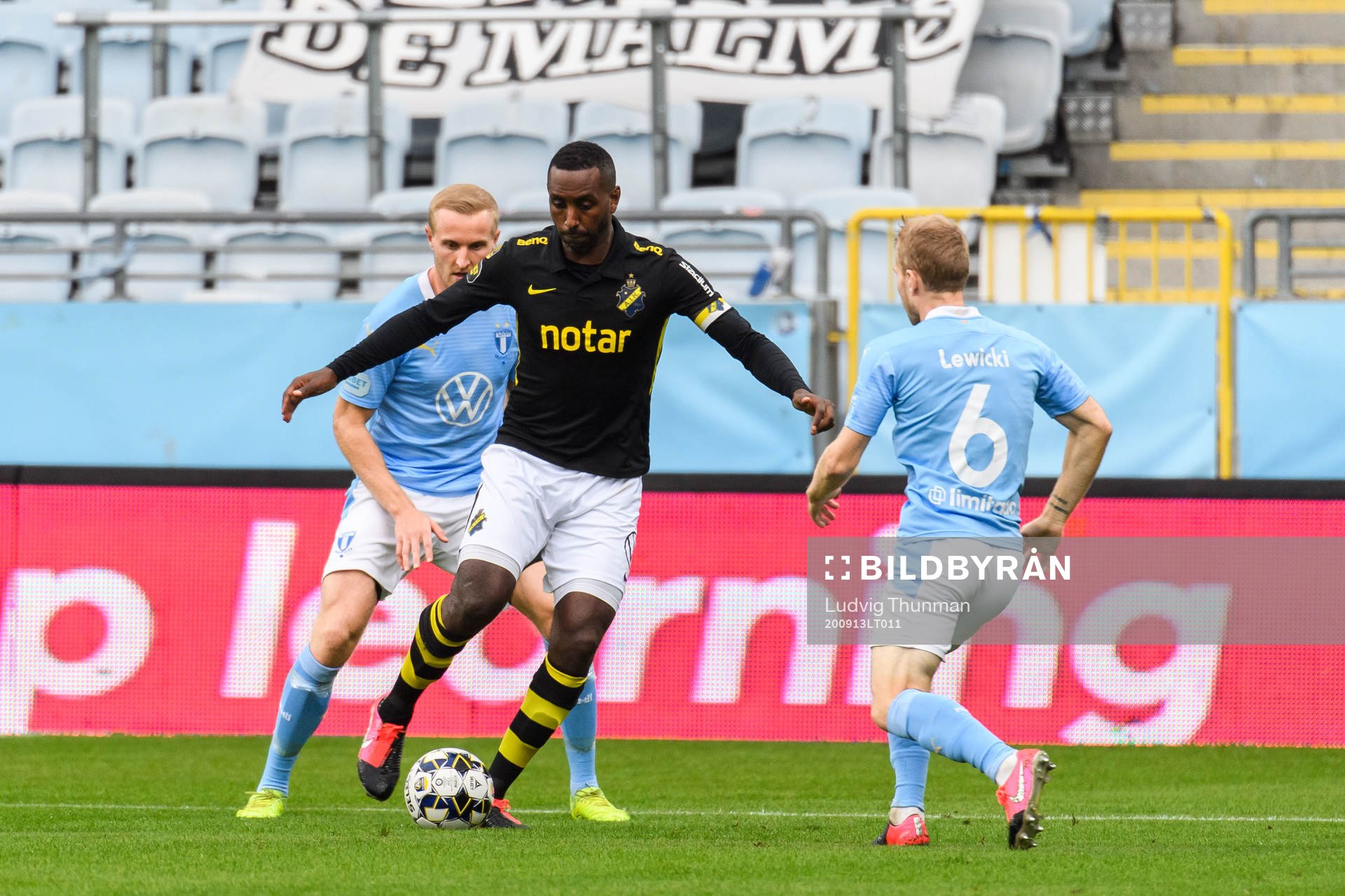 s Henok Goitom mot Malmö FFs Franz Brorsson och Oscar
