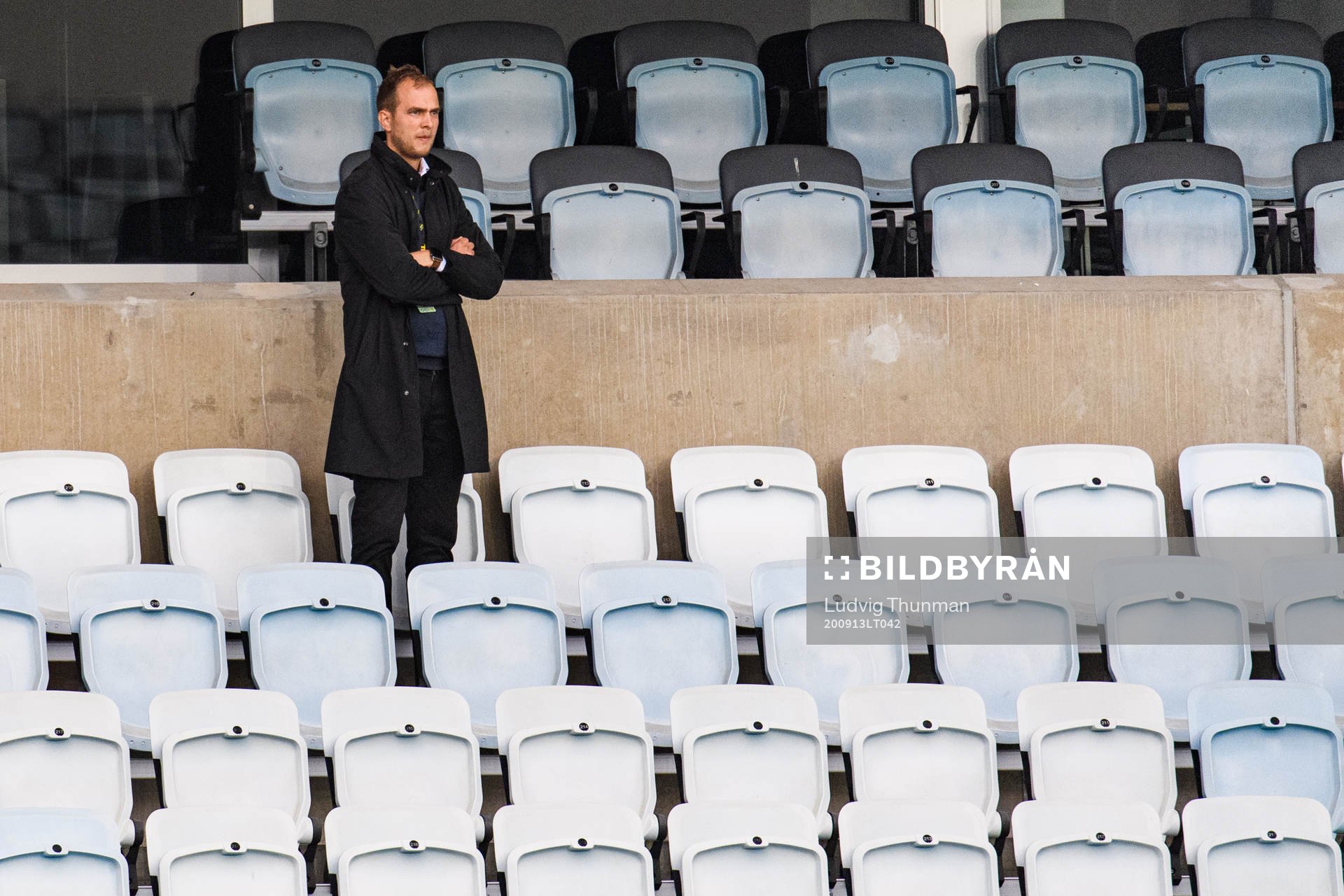 s sportchef Henrik Jurelius på läktaren