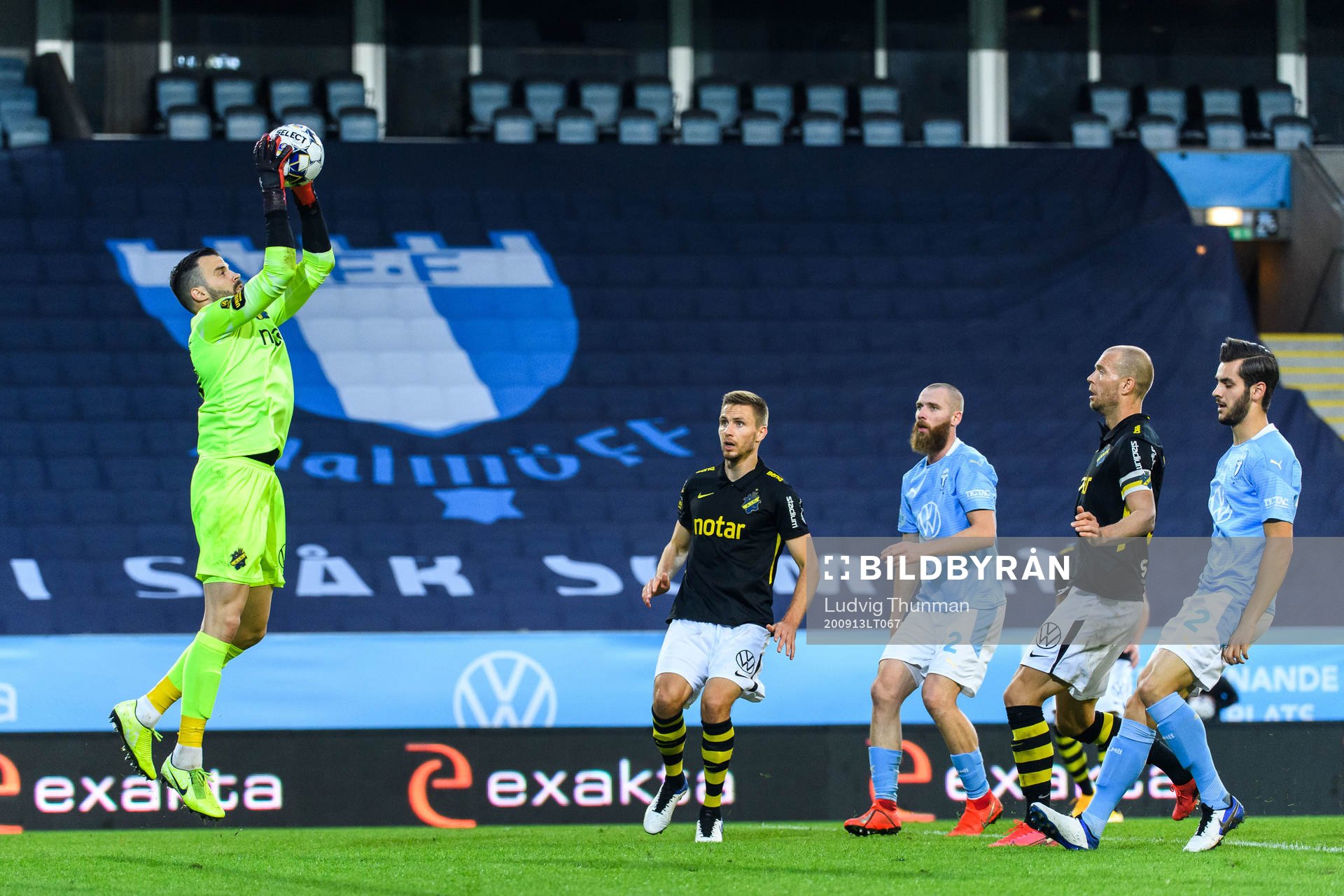 Malmö FFs Marcus Antonsson räddar framför Malmö FFs Jo