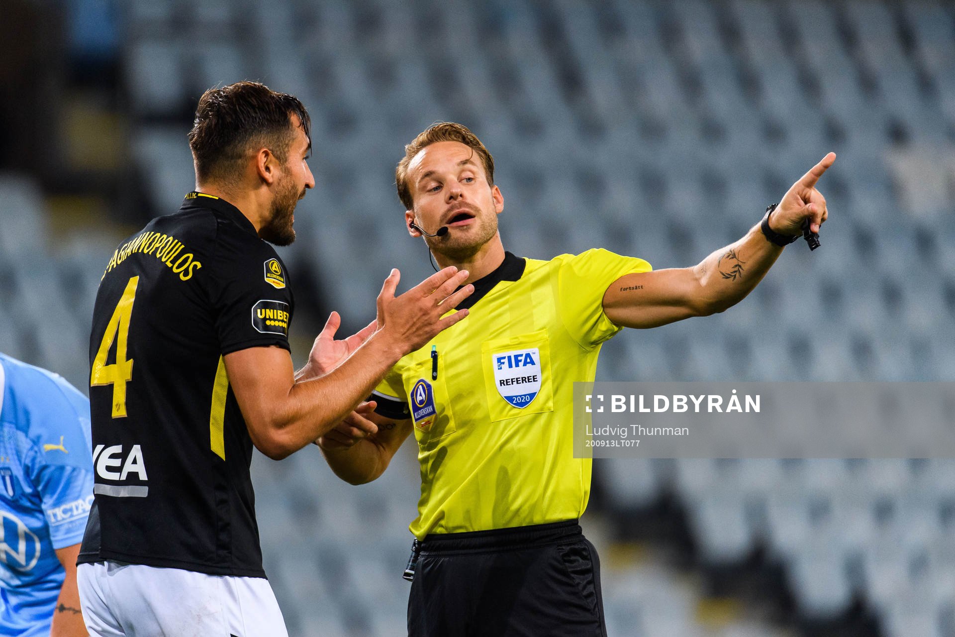 AIK:s Sotirios Papagiannopoulos i diskussion med domare Kristoffer Karlsson efter han tilldelats en utvisning under fotbollsmatchen i Allsvenskan mellan Malmö FF och AIK den 13 september 2020 i Malmö.