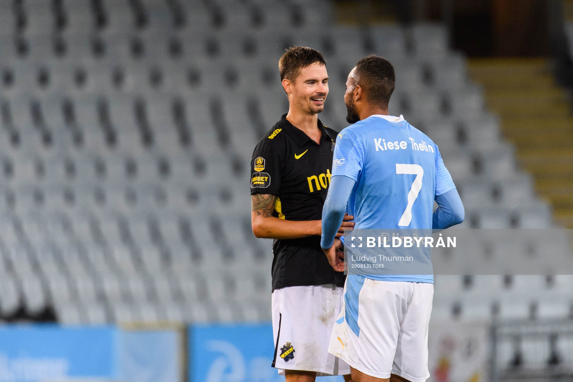 AIK:s Mikael Lustig och Malmö FFs Isaac Kiese Thelin efter fotbollsmatchen i Allsvenskan mellan Malmö FF och AIK den 13 september 2020 i Malmö.