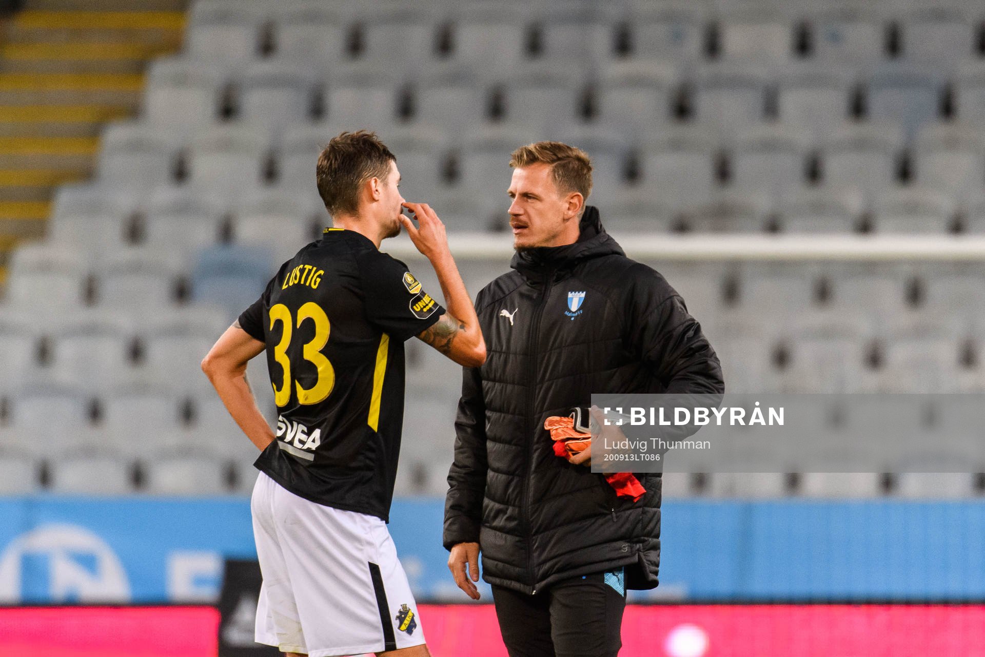 s Mikael Lustig i samtal med Malmö FFs målvakt Johan