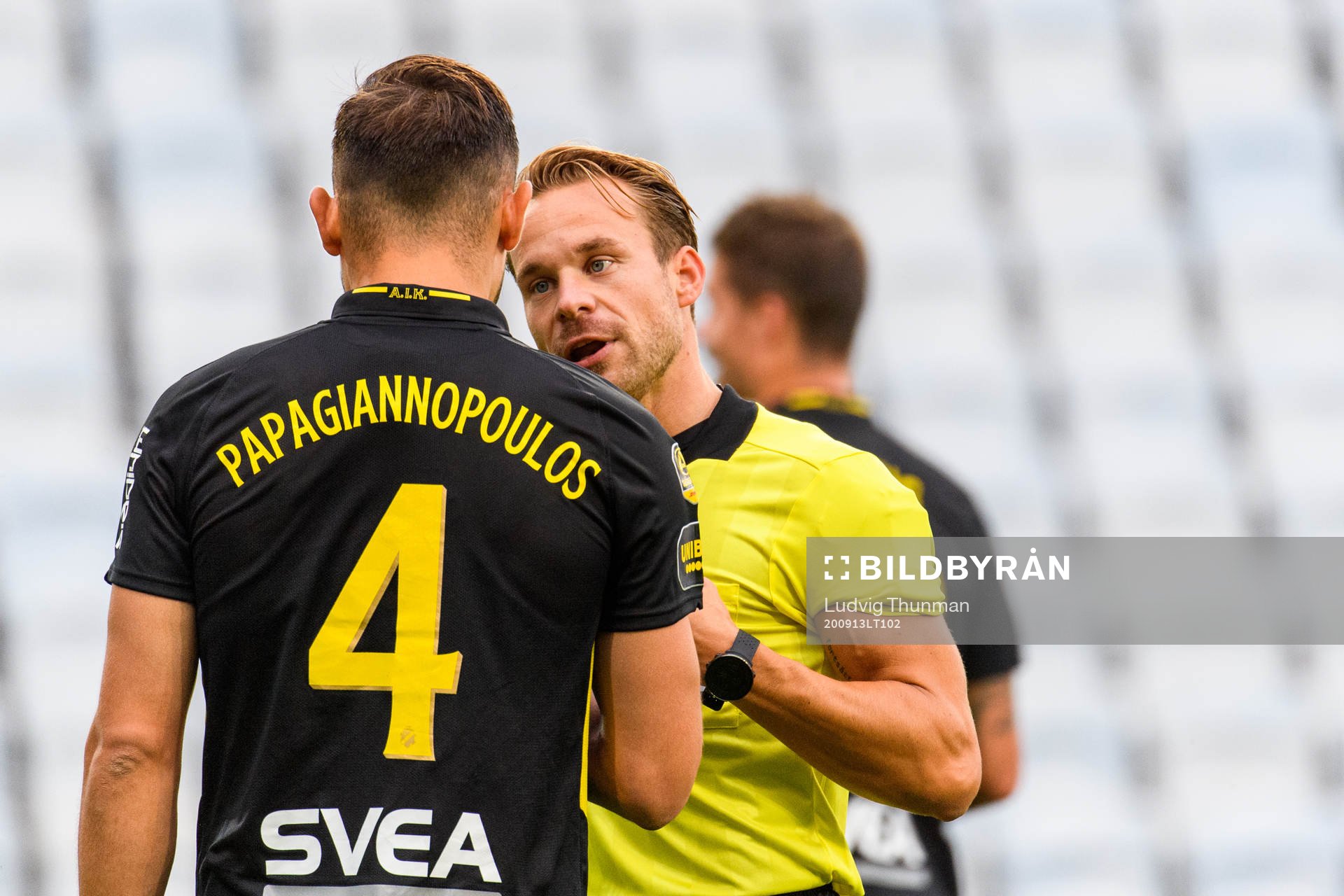 Domare Kristoffer Karlsson i diskussion med AIK:s Sotirios Papagiannopoulos under fotbollsmatchen i Allsvenskan mellan Malmö FF och AIK den 13 september 2020 i Malmö.