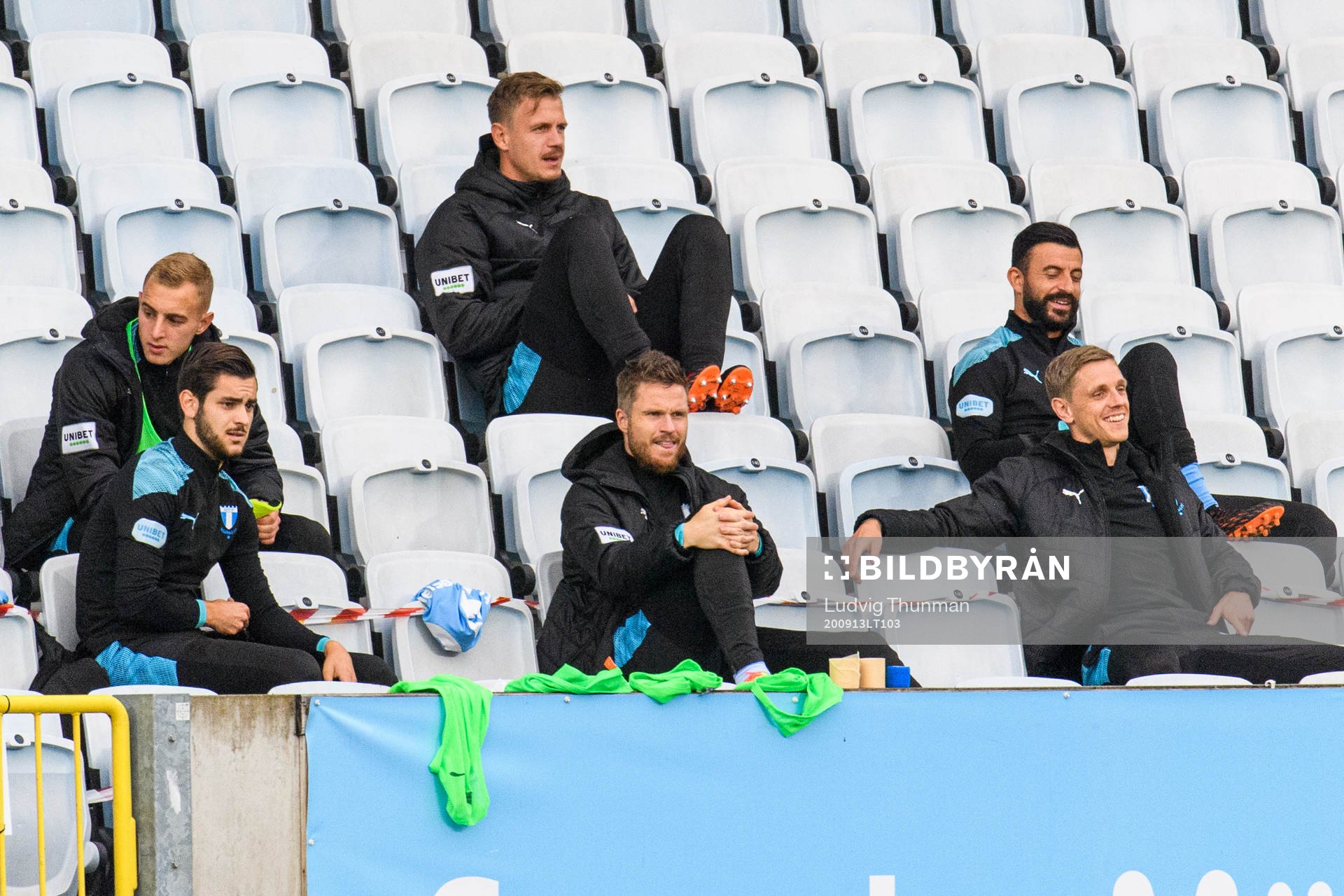 Malmö FFs avbytarbänk med målvakt Johan Dahlin