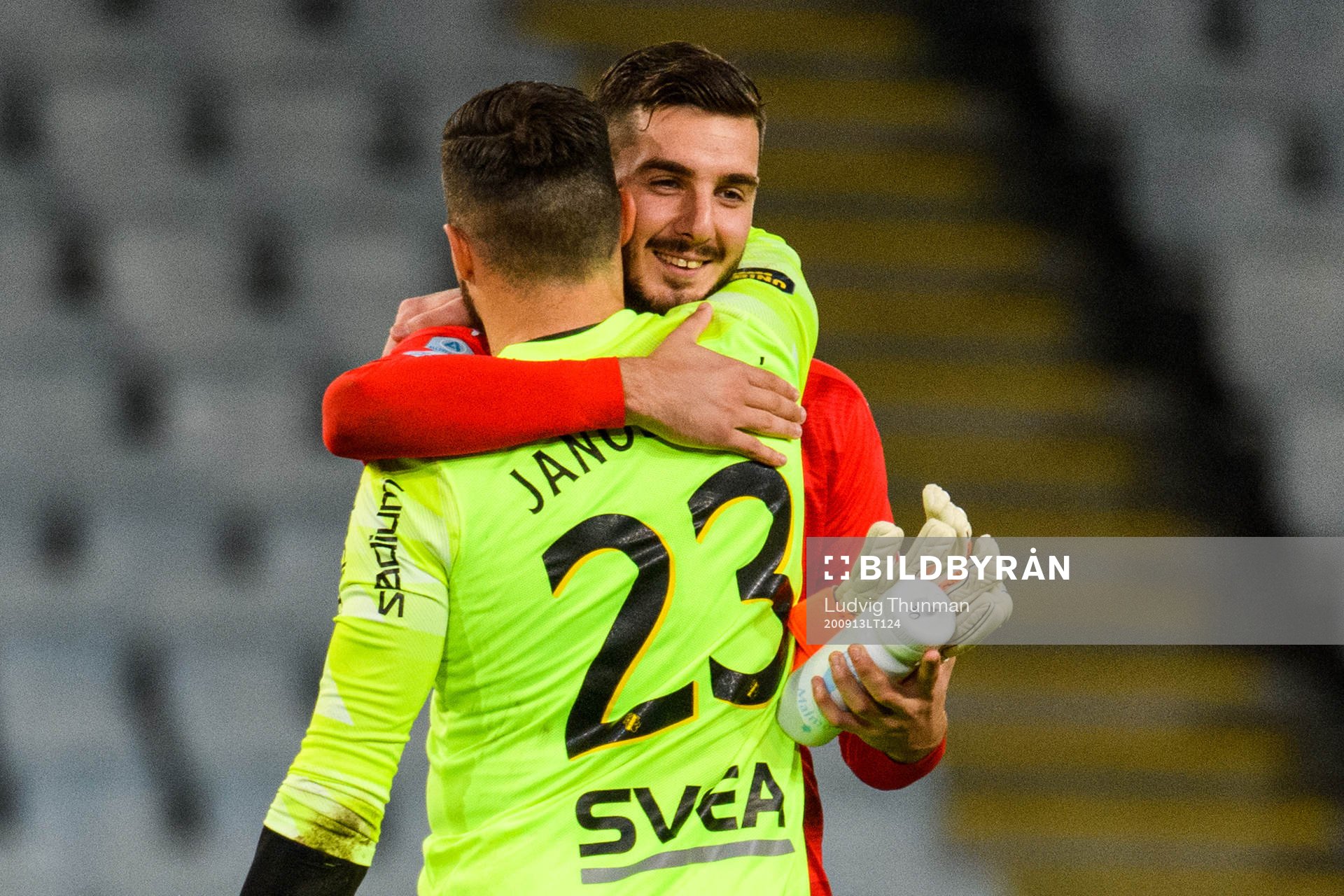 Malmö FFs målvakt Marko Johansson kramar om AIK:s målvakt Budimir Janosevic under fotbollsmatchen i Allsvenskan mellan Malmö FF och AIK den 13 september 2020 i Malmö.