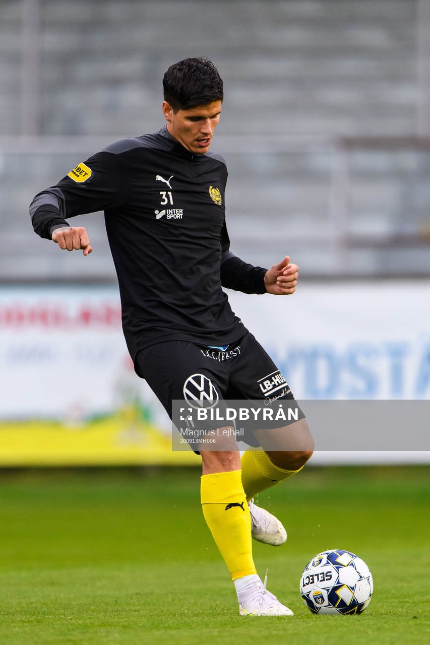 Mjällbys David Batanero Puigbó inför fotbollsmatchen i Allsvenskan mellan Mjällby och Varberg den 13 september 2020 i Hällevik.