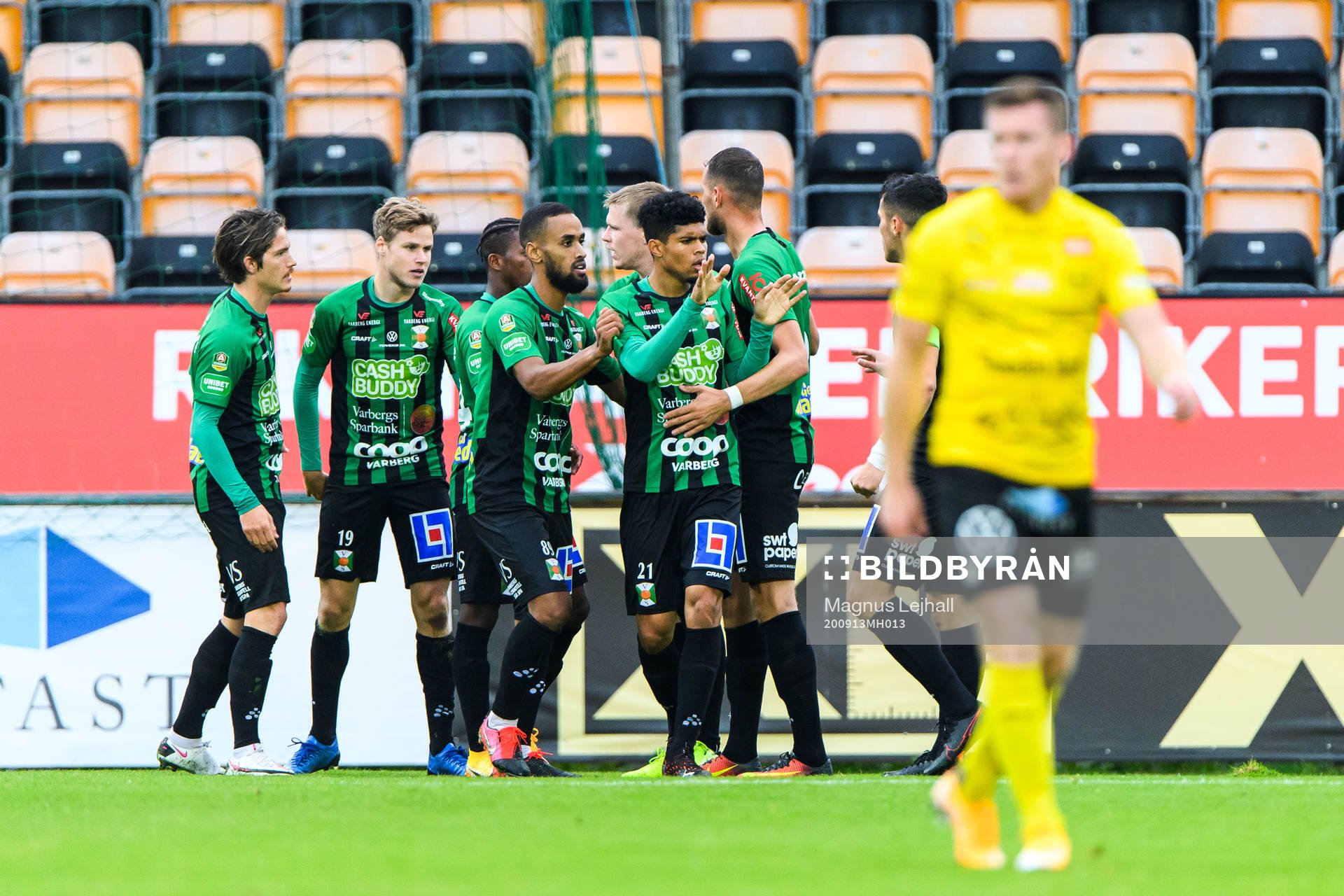 Varbergs Gustav Norlin jublar med lagkamrater