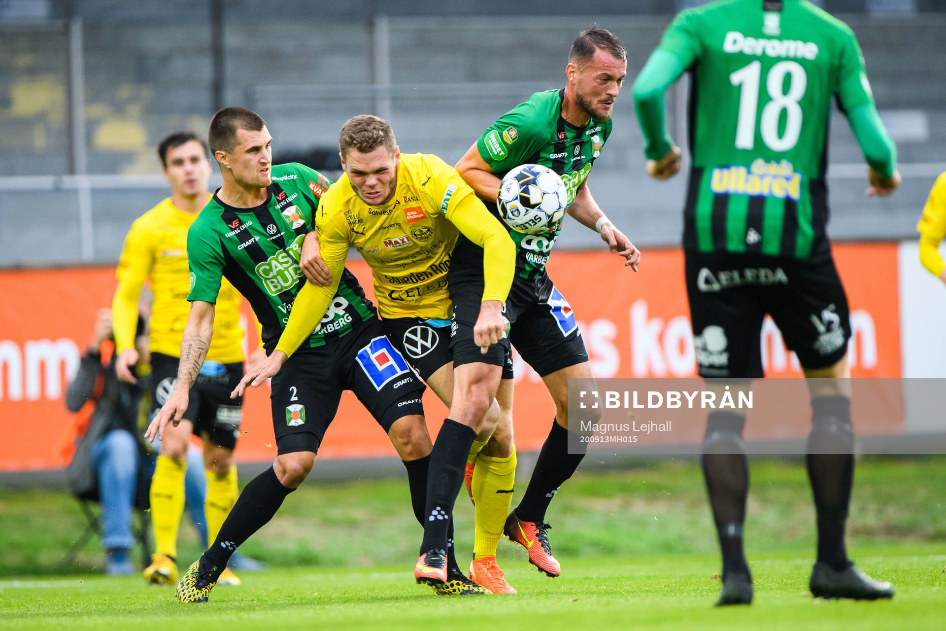 Varbergs Jon Birkfeldt och Albert Ejupi mot Mjällbys Jacob