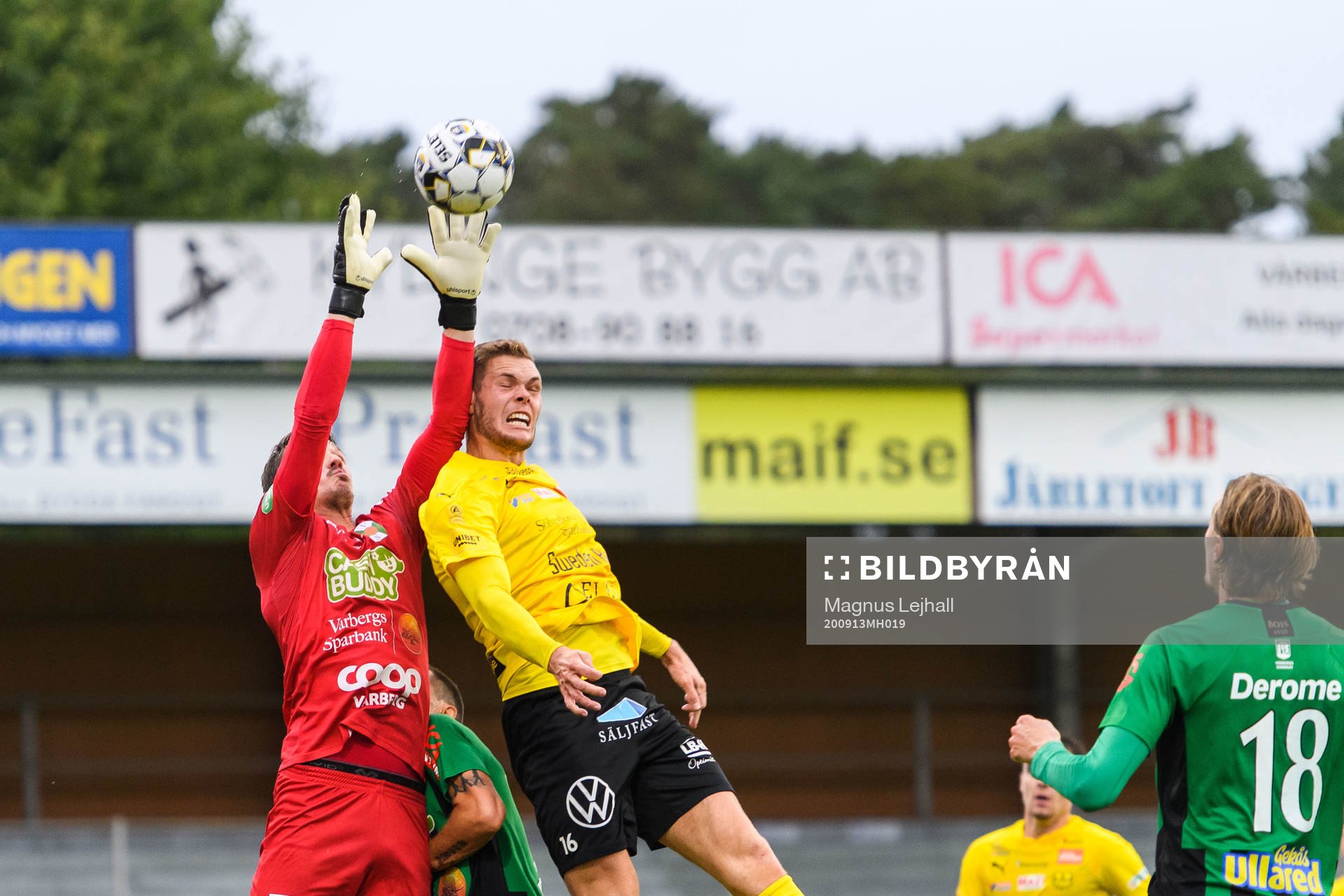 Varbergs målvakt August Strömberg och Mjällbys Jacob