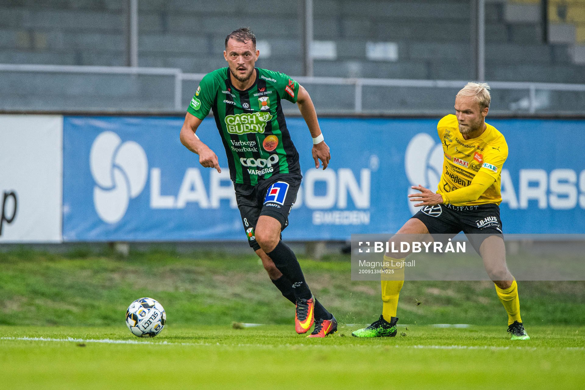 Varbergs Albert Ejupi  och Mjällbys Viktor Gustafson