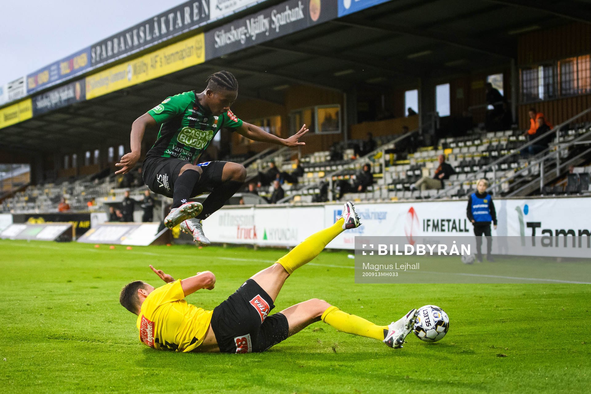 Mjällbys Max Watson och Varbergs Adama Fofana