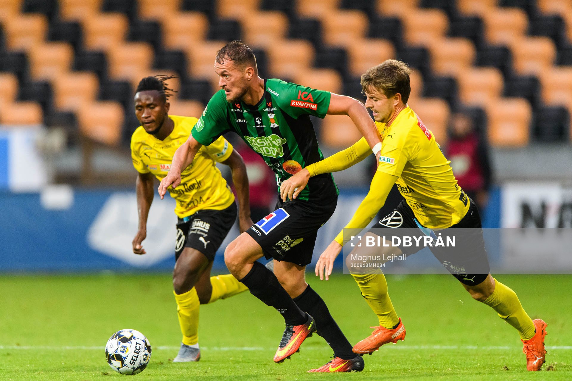 Varbergs Albert Ejupi mot Mjällbys Joel Nilsson och Mamudo