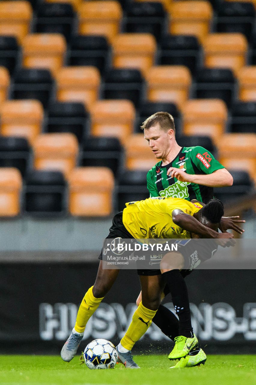 Mjällbys Mamudo Moro och Varbergs Anton Liljenbäck