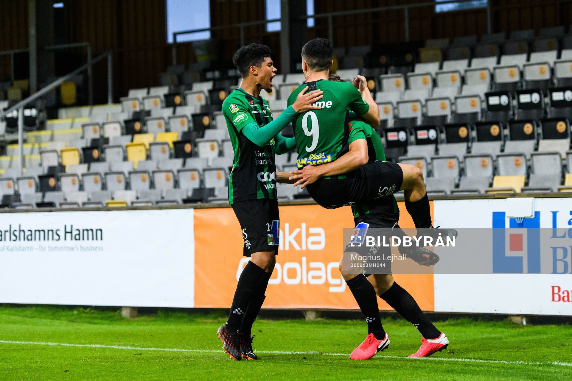 Varbergs Albin Winbo jublar med Astrit Seljmani efter 2-3 under fotbollsmatchen i Allsvenskan mellan Mjällby och Varberg den 13 september 2020 i Hällevik.