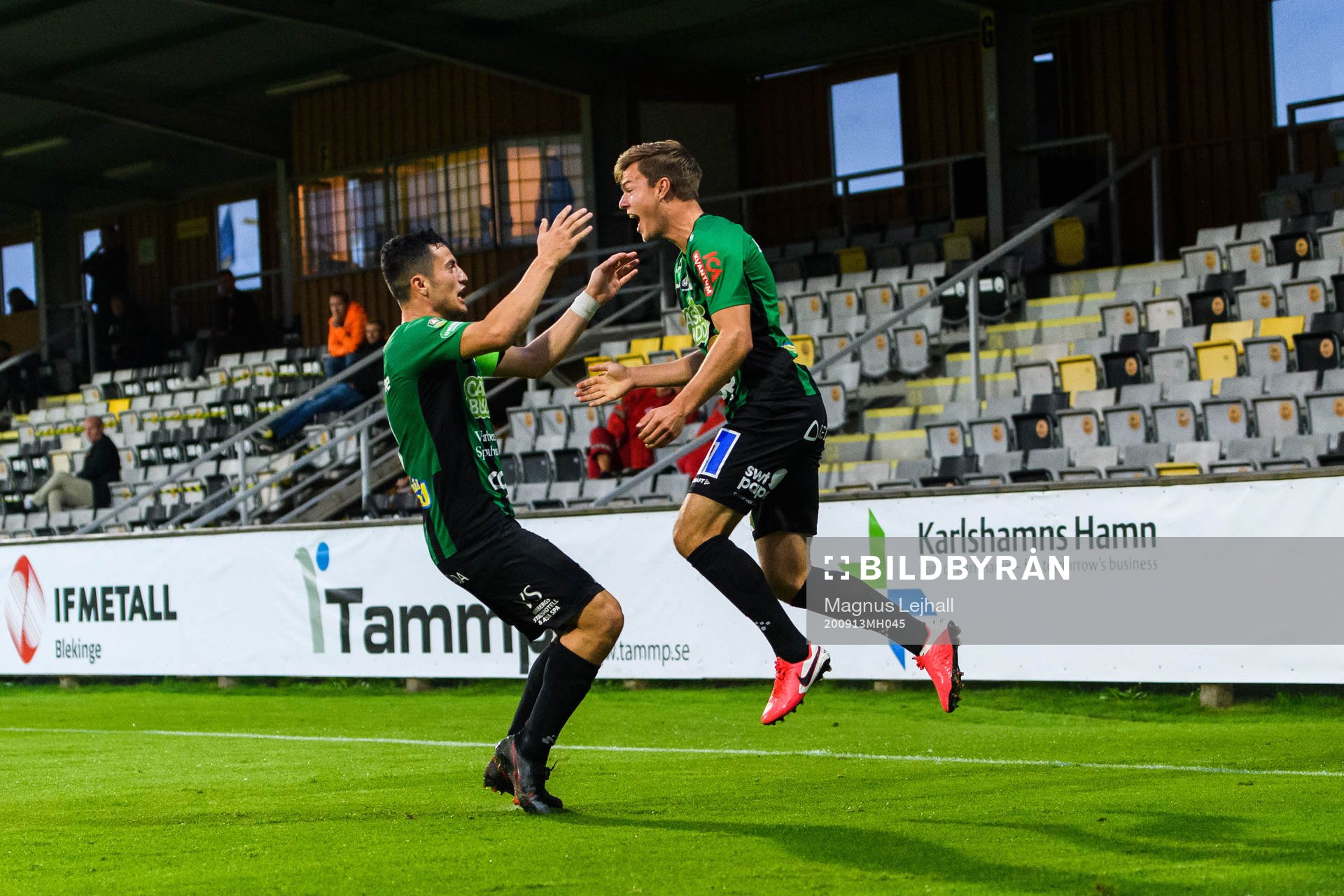 Varbergs Albin Winbo jublar med Astrit Seljmani