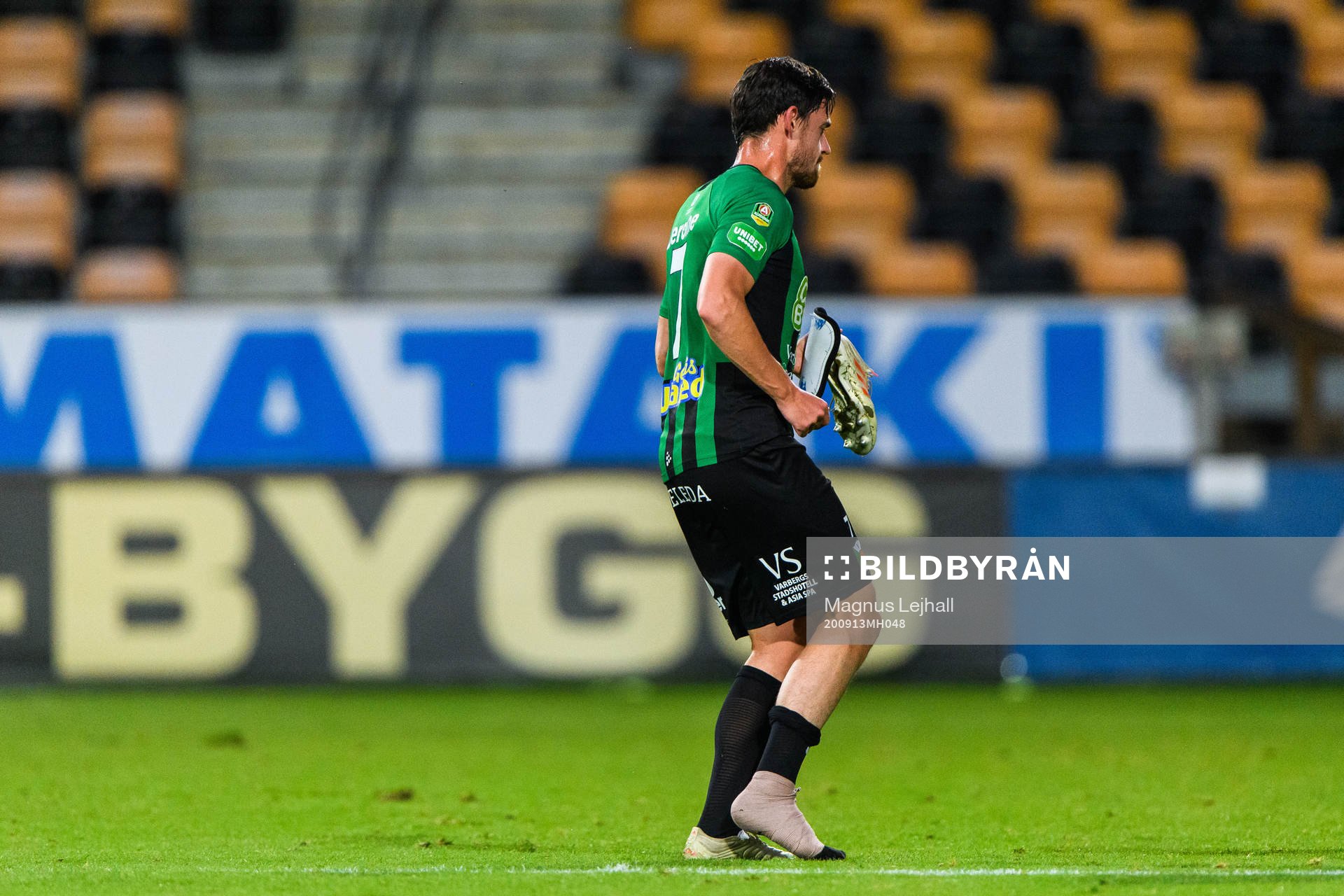 Varbergs Robin Tranberg lämnar planen