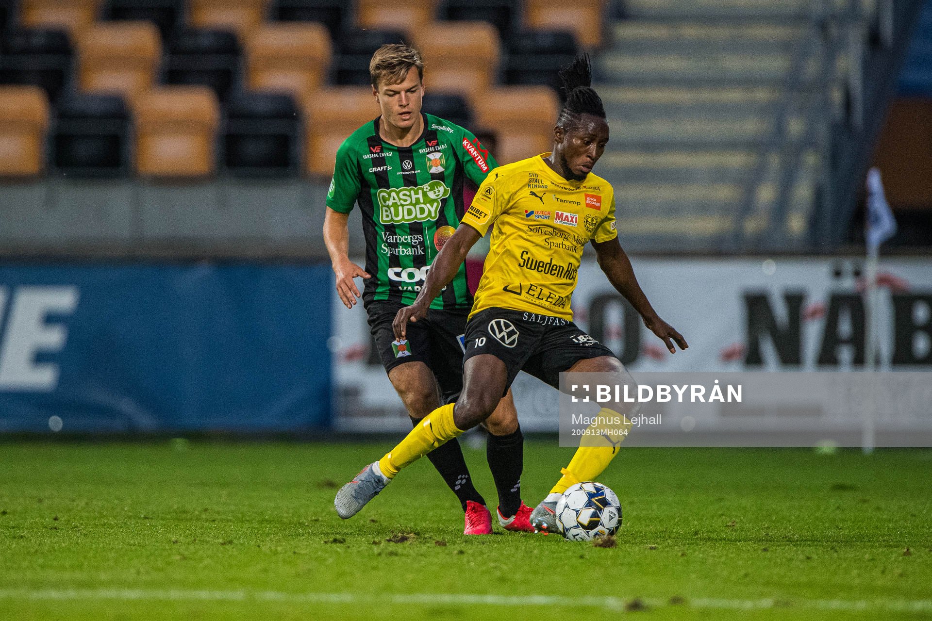 Varbergs Albin Winbo och Mjällbys Mamudo Moro