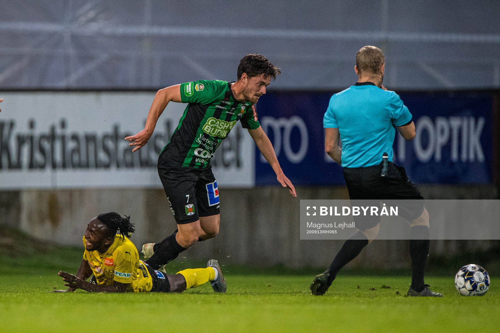 Varbergs Robin Tranberg  och Mjällbys Mamudo Moro