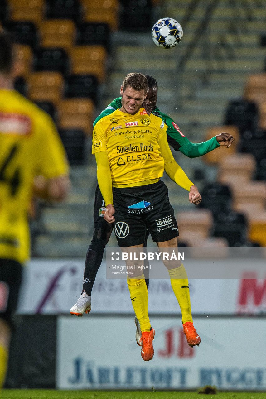 Mjällbys Jacob Bergström  och VarbergsGideon Mensah