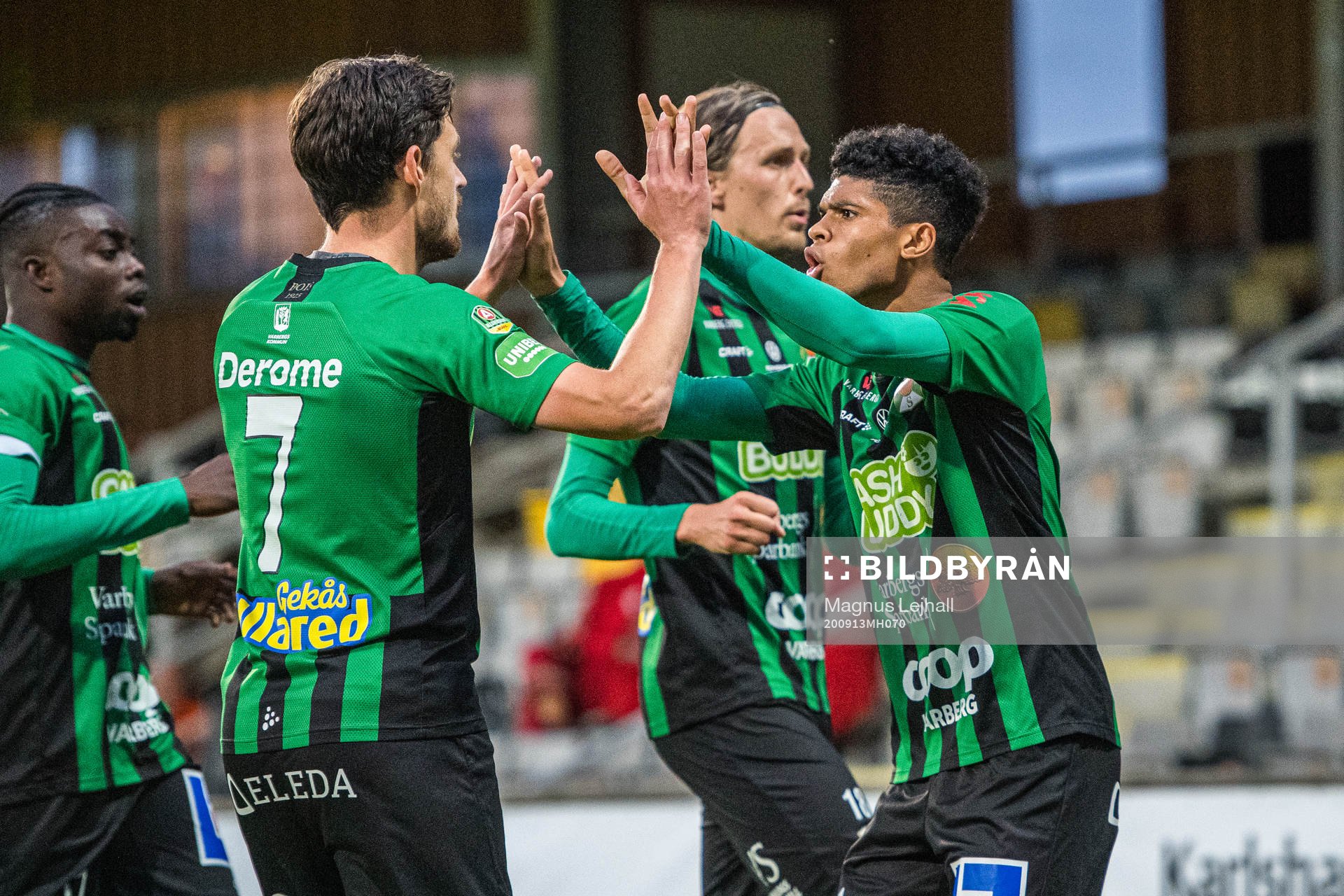 Varbergs Luke Le Roux och Varbergs Robin Tranberg jublar efter att Albin Winbo (ej i bild) gjort 2-3 under fotbollsmatchen i Allsvenskan mellan Mjällby och Varberg den 13 september 2020 i Hällevik.