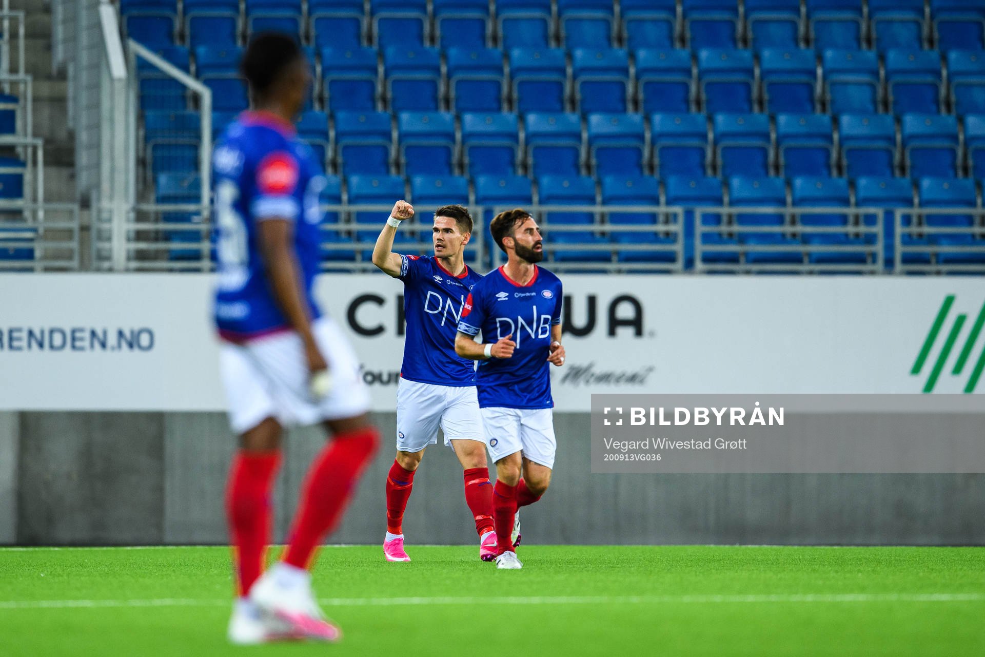 Vidar Örn Kjartansson of Vålerenga celebrates
