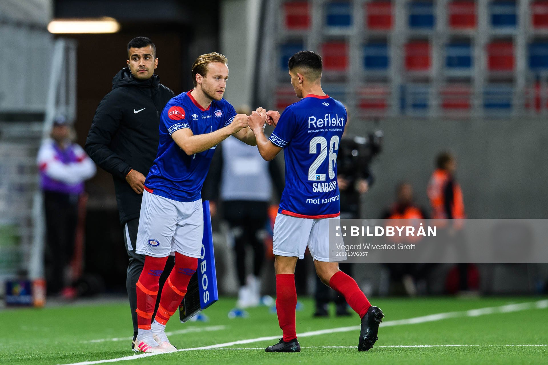 Bård Finne changes with Osame Sahraoui of Vålerenga