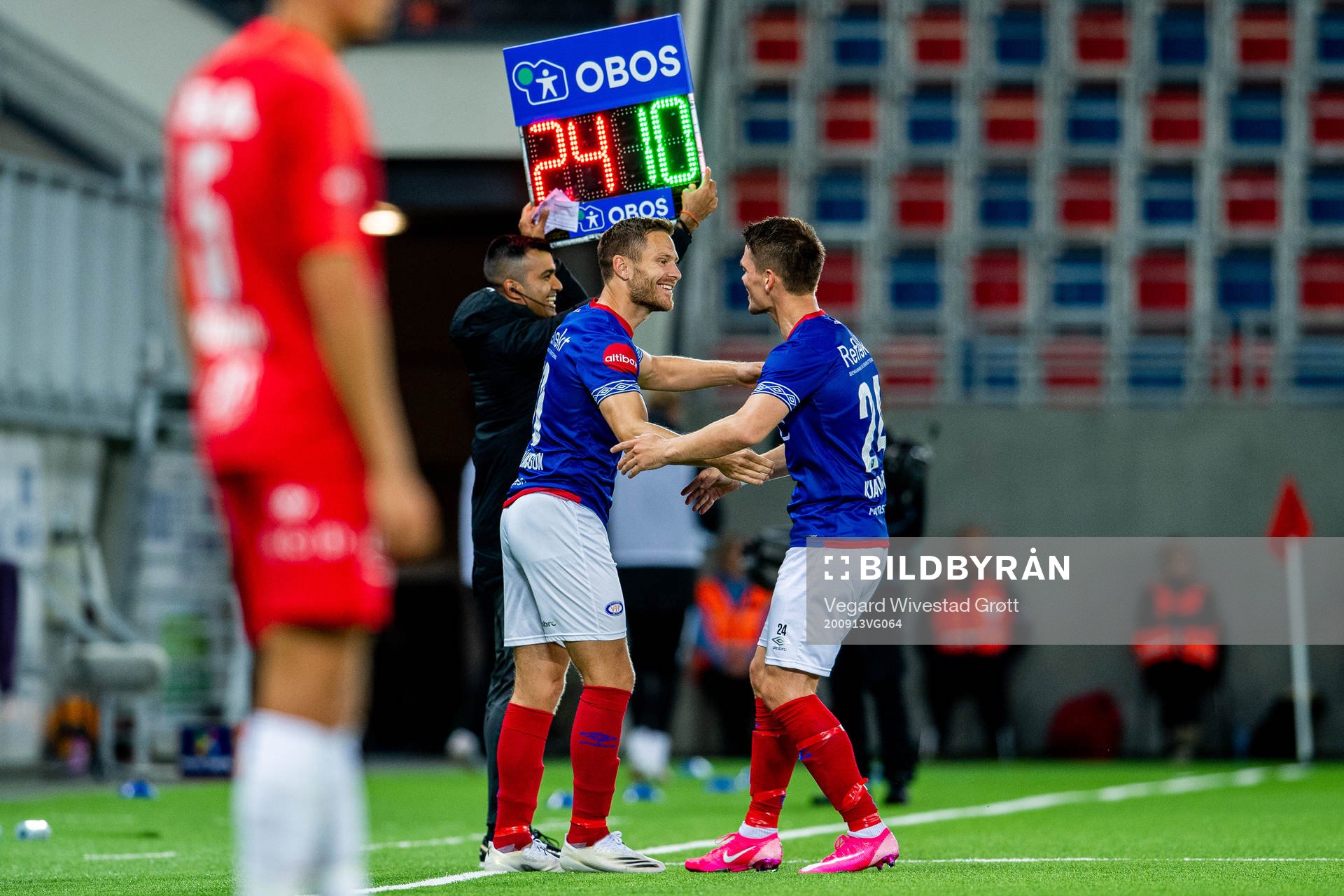 Matthías Vilhjálmsson of Vålerenga comes