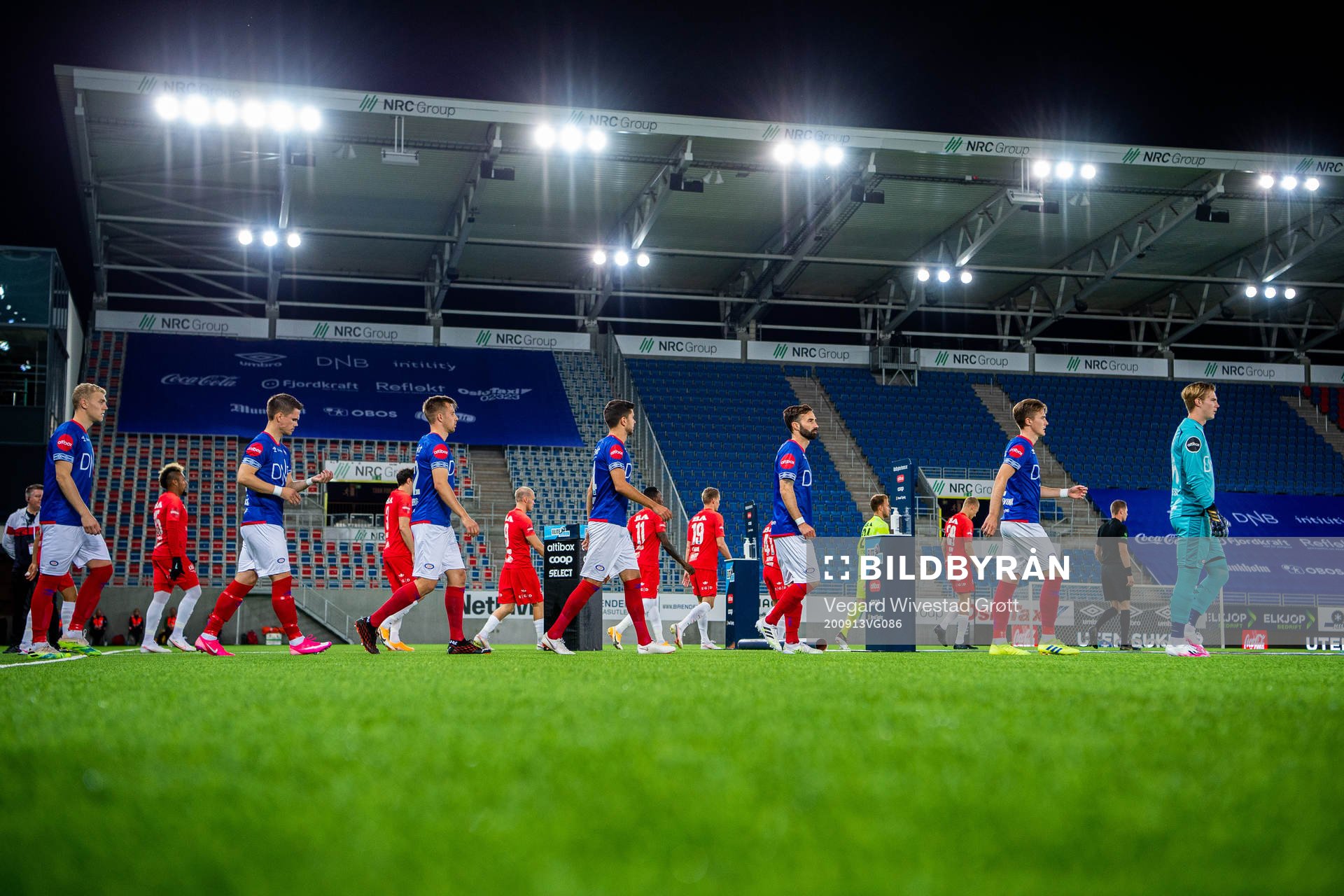 Magnus Lekven and the players of Vålerenga enter the pitch