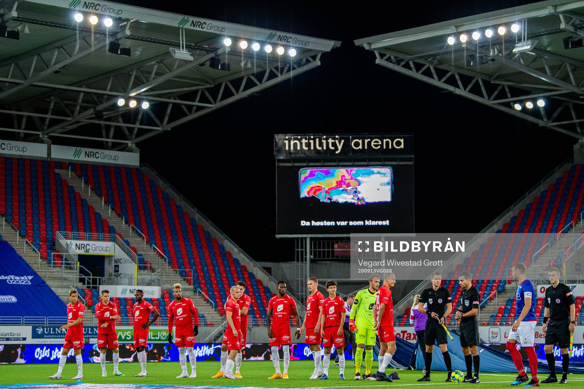 Bismar Acosta, Daouda Bamba, Mikal Berg Kvinge, goalkeeper Markus Pettersen, Kristoffer Barmen and the players of Brann ahead of the Eliteserien football match between Vålerenga and Brann on September 13, 2020 in Oslo.