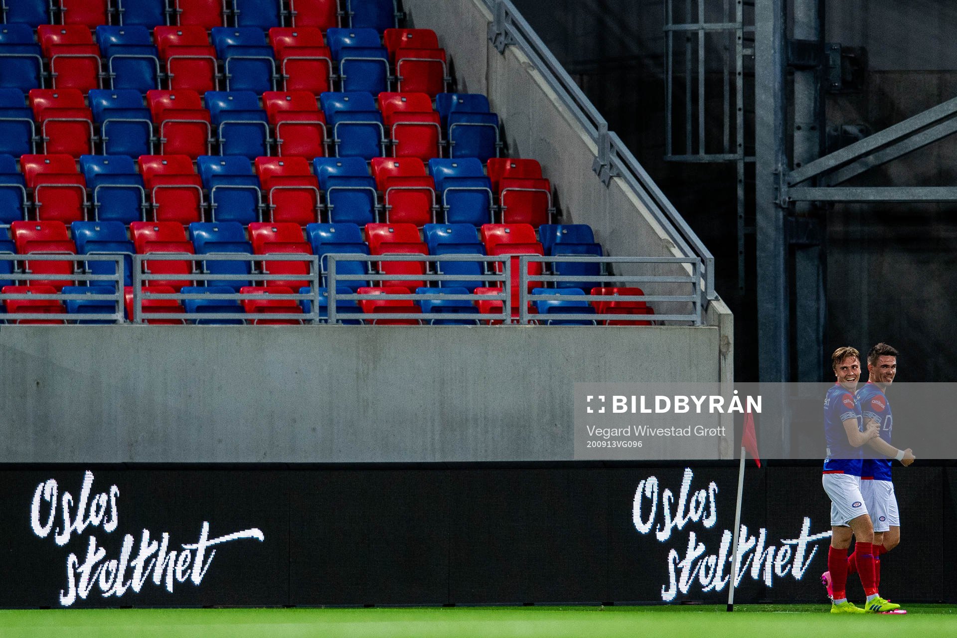 Vidar Örn Kjartansson of Vålerenga celebrates with