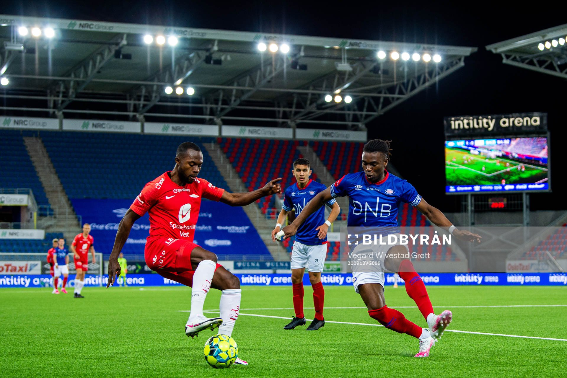 Gilbert Koomson of Brann and Sam Adekugbe of Vålerenga