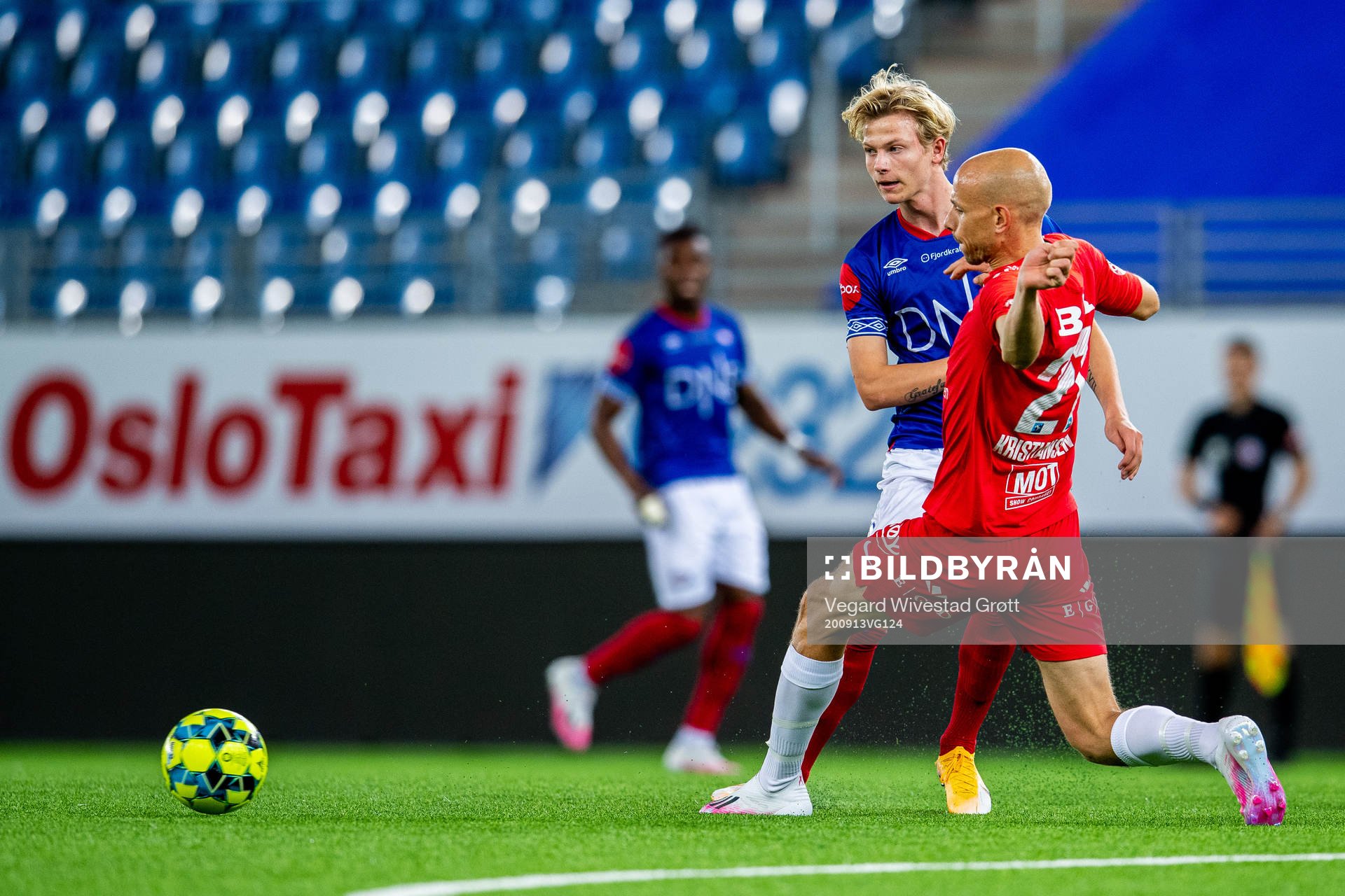 Odin Thiago Holm of Vålerenga and Ruben Kristiansen of Brann during the Eliteserien football match between Vålerenga and Brann on September 13, 2020 in Oslo.