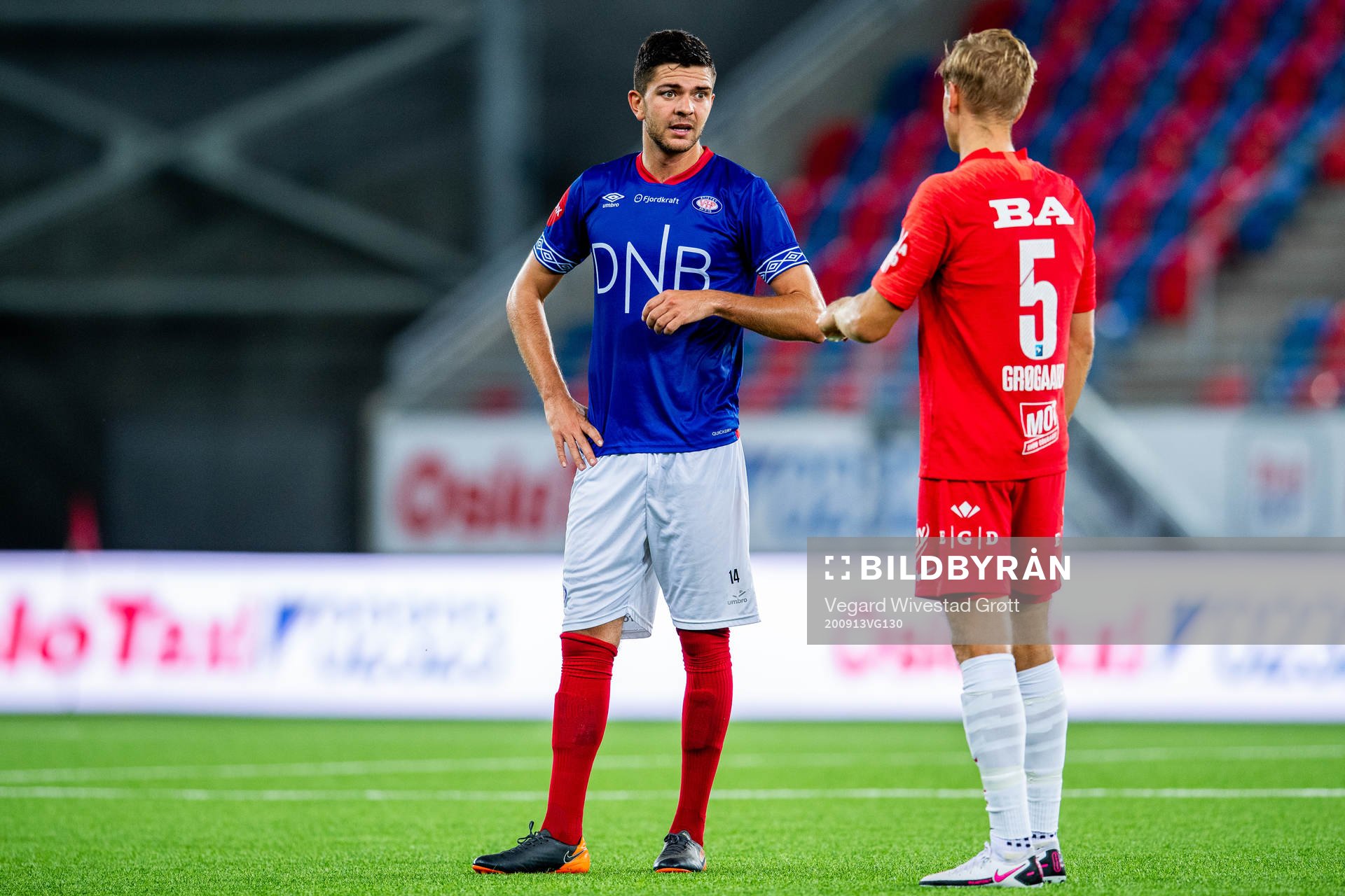 Fredrik Oldrup Jensen of Vålerenga and Thomas Grøgaard of Brann after the Eliteserien football match between Vålerenga and Brann on September 13, 2020 in Oslo.