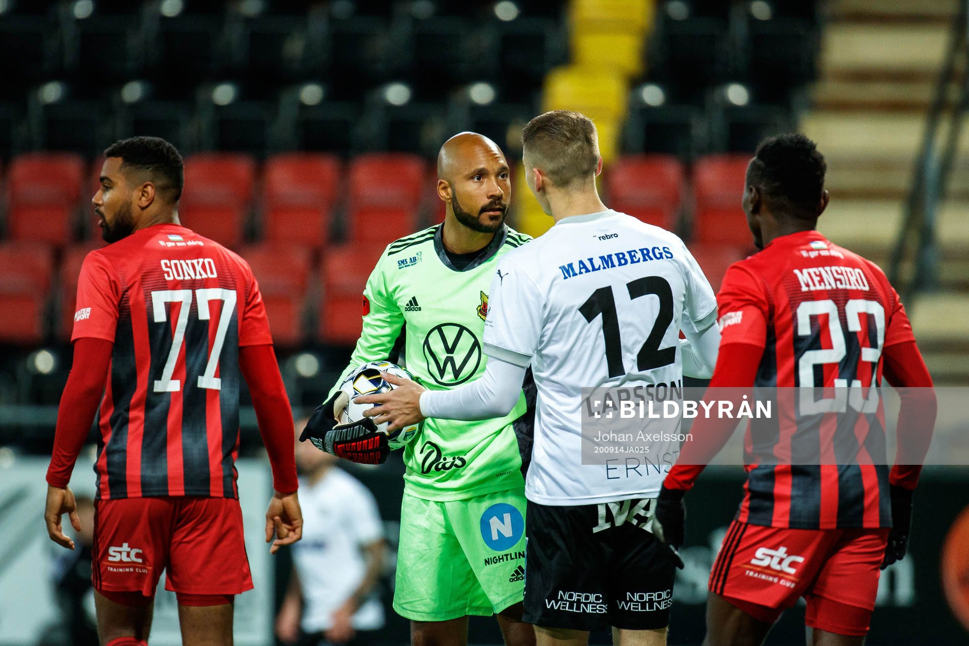 Östersunds målvakt Aly Keita och Örebros Jake Larsson