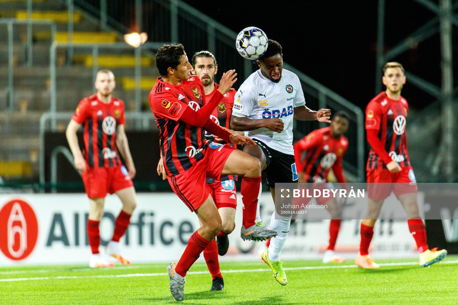 Örebros Kevin Wright och Östersunds Ahmed Awad