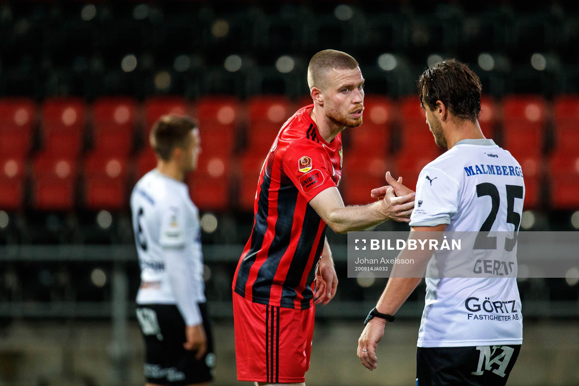 Östersunds Thomas Isherwood tackar Örebros Nordin Gerzic