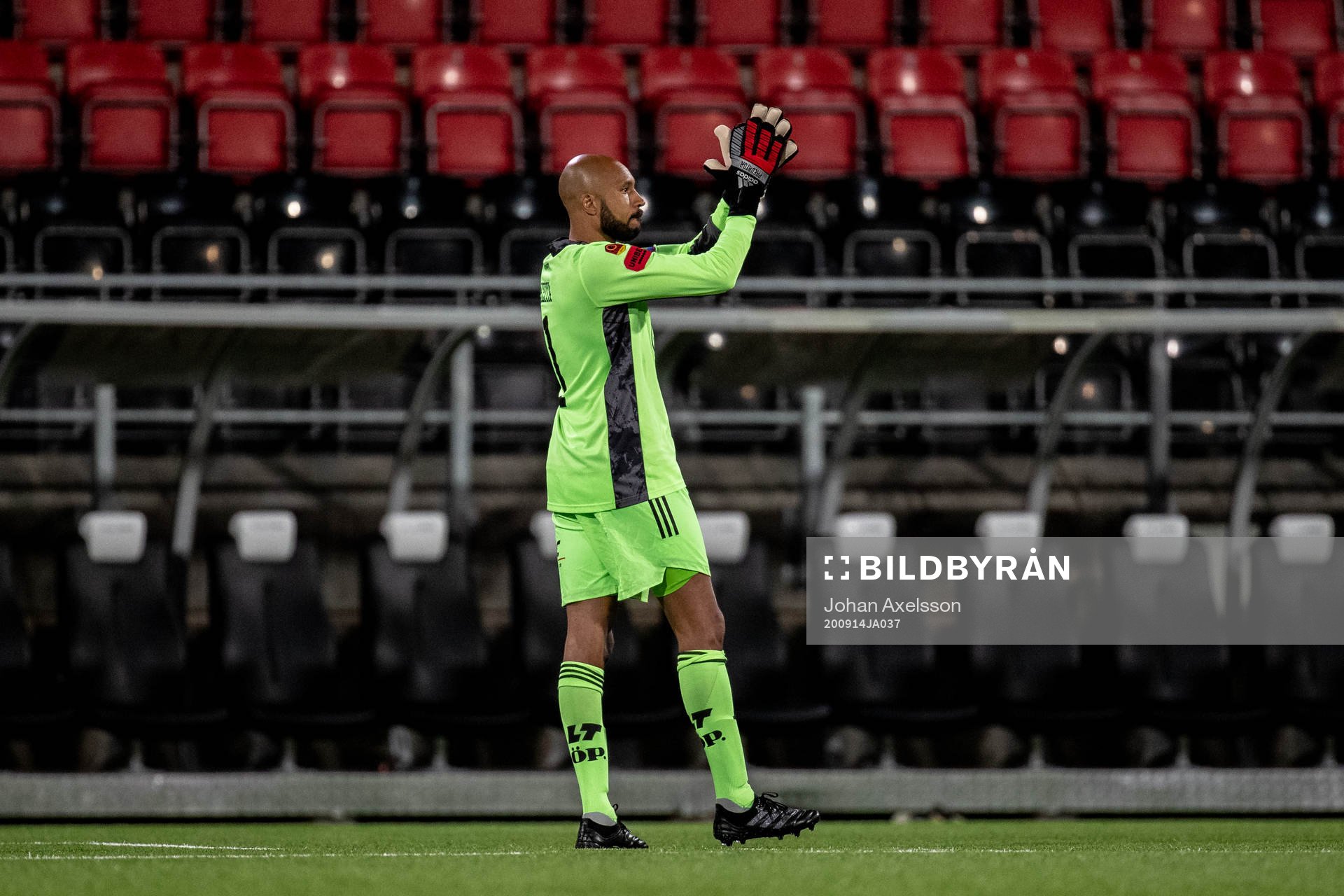 Östersunds målvakt Aly Keita tackar publiken