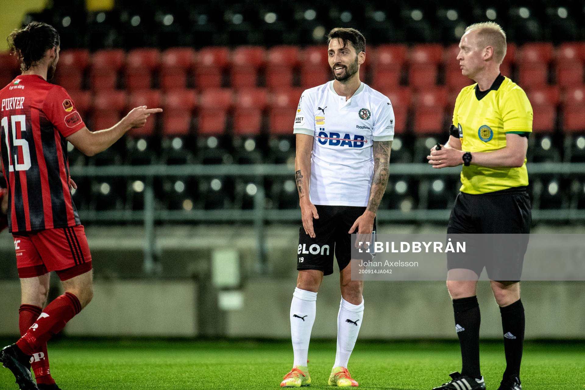 Örebros Nahir Besara i samtal med Östersunds Alex Purver