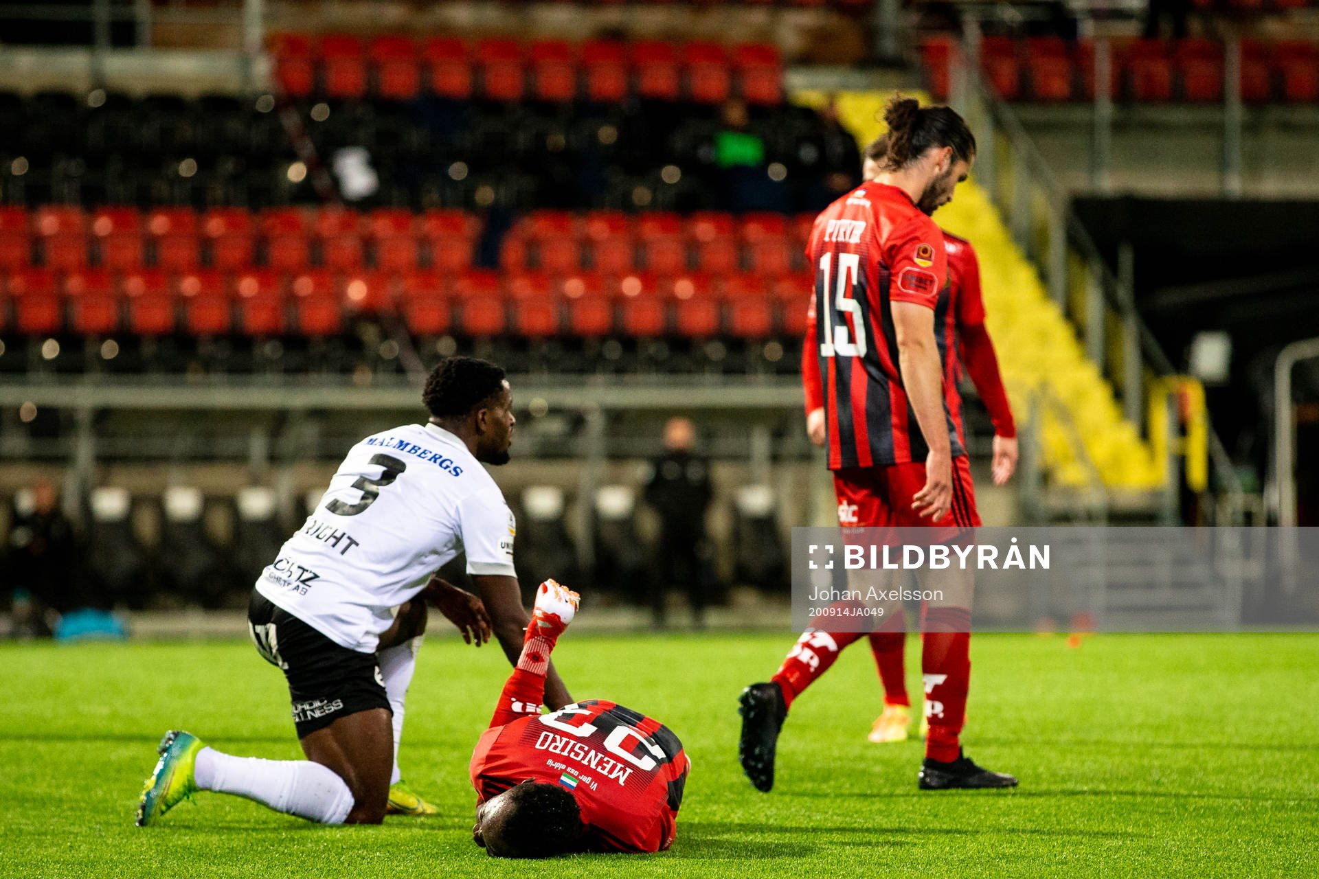 Örebros Kevin Wright och Östersunds Sam Mensiro