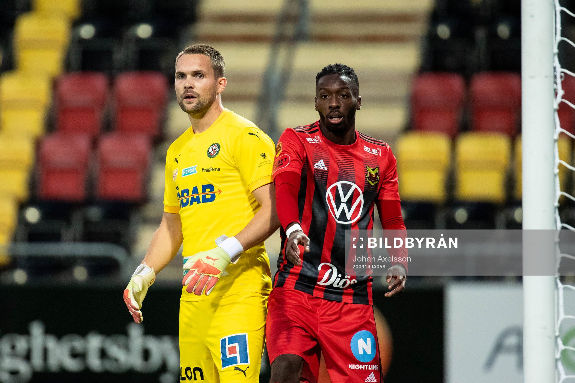 Örebros målvakt Oscar Jansson och Östersunds Blair